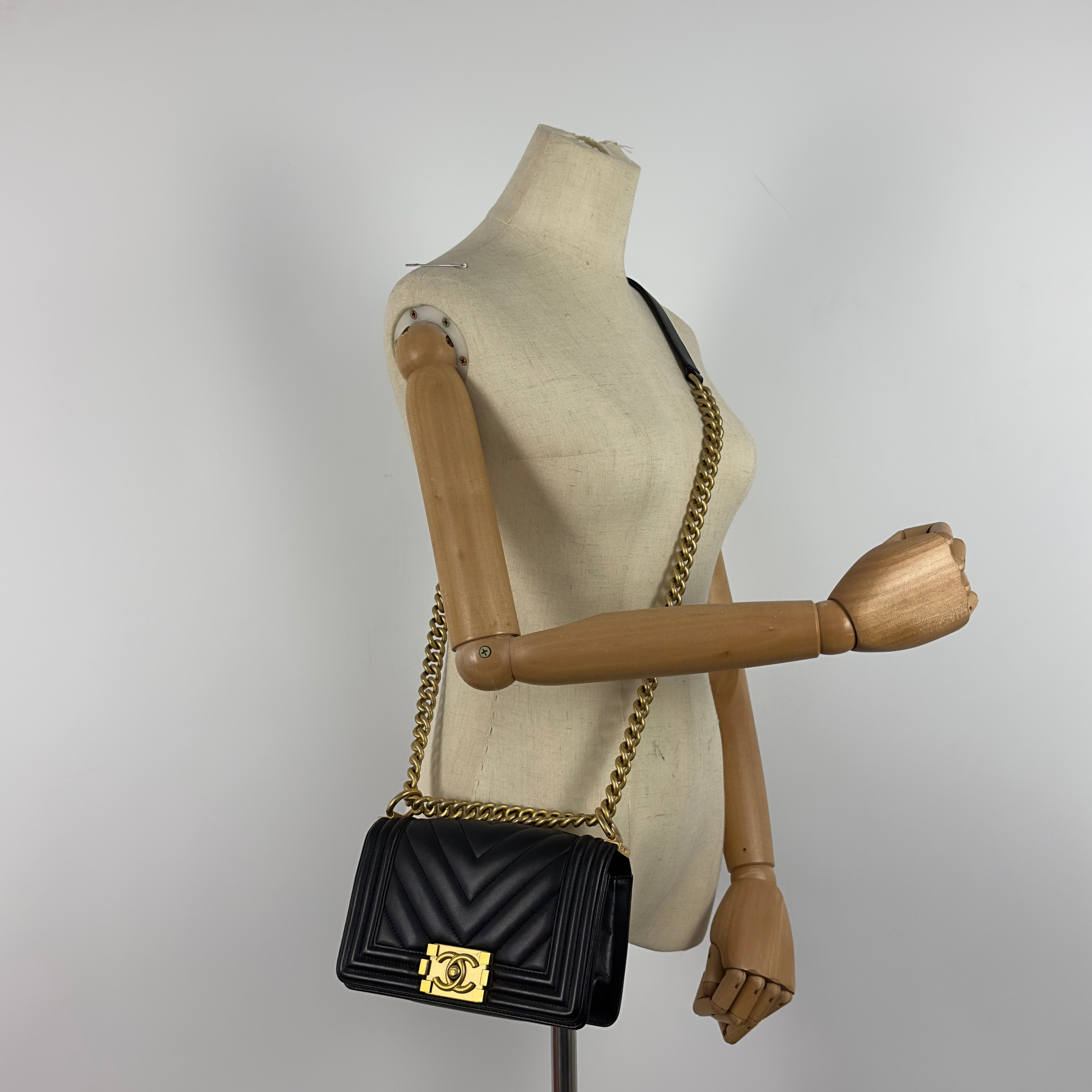 Sac à main CHANEL Boy Chevron cuir d'agneau noir