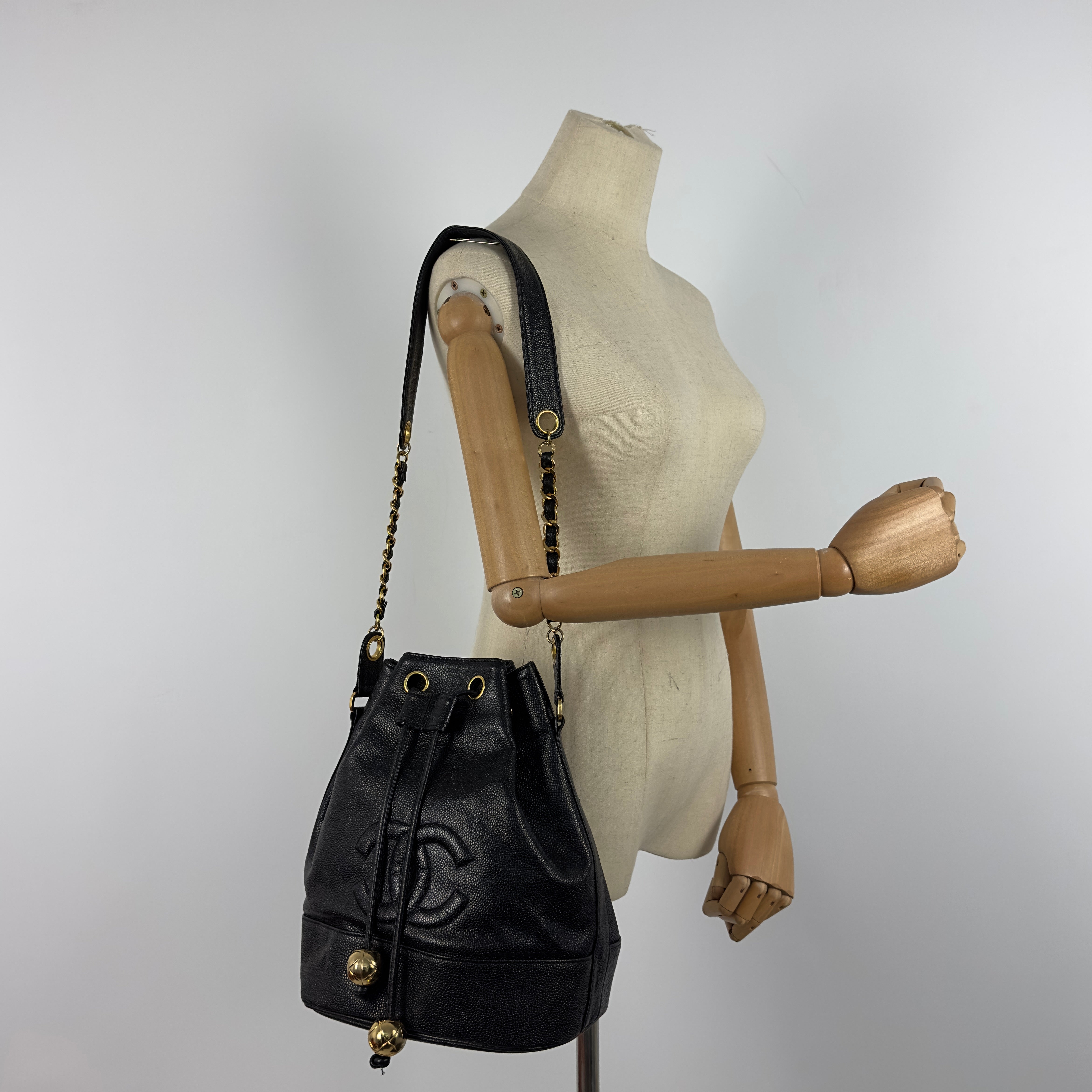 Sac à main CHANEL Bucket cuir caviar noir