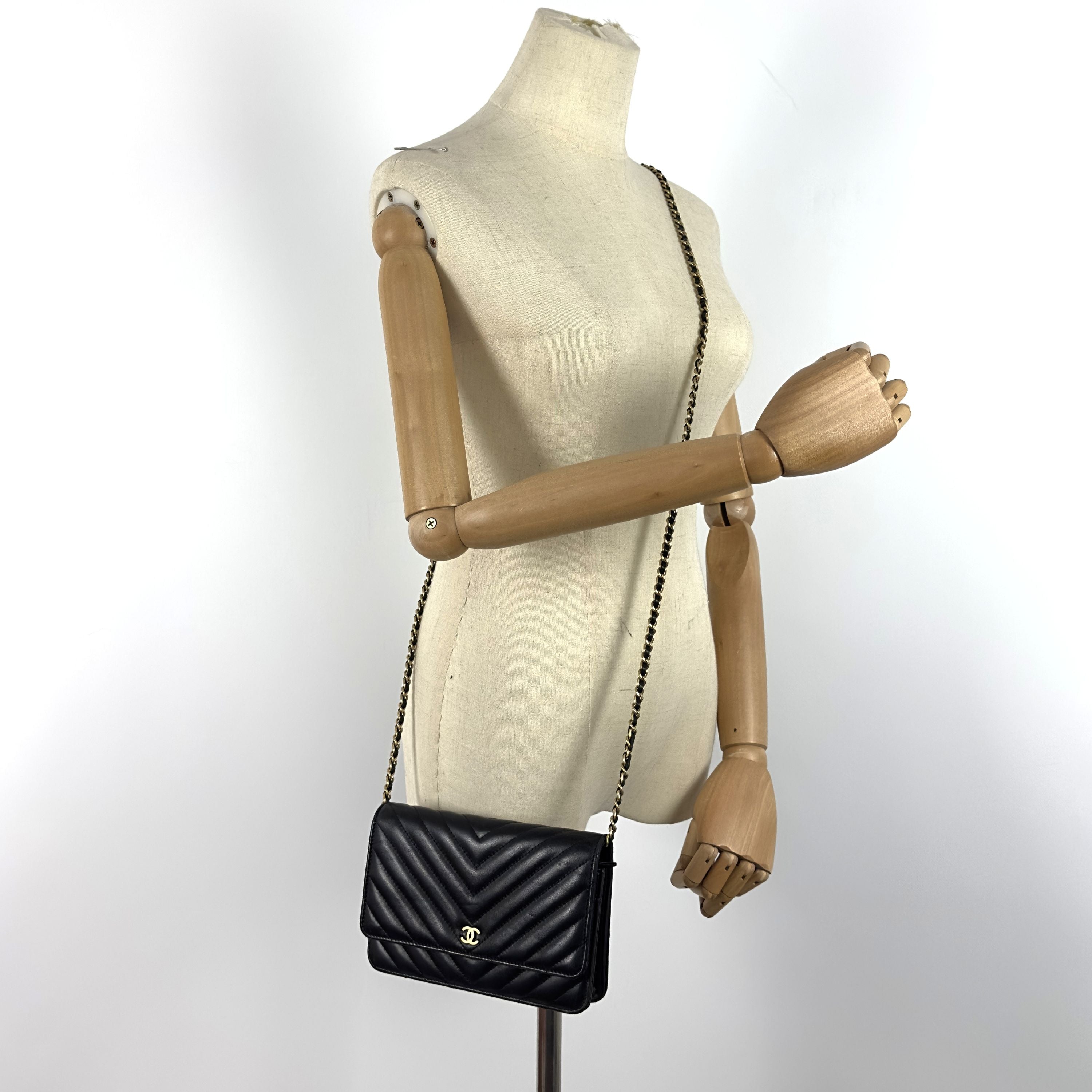 Sac à main CHANEL Wallet on Chain Chevron cuir d'agneau noir