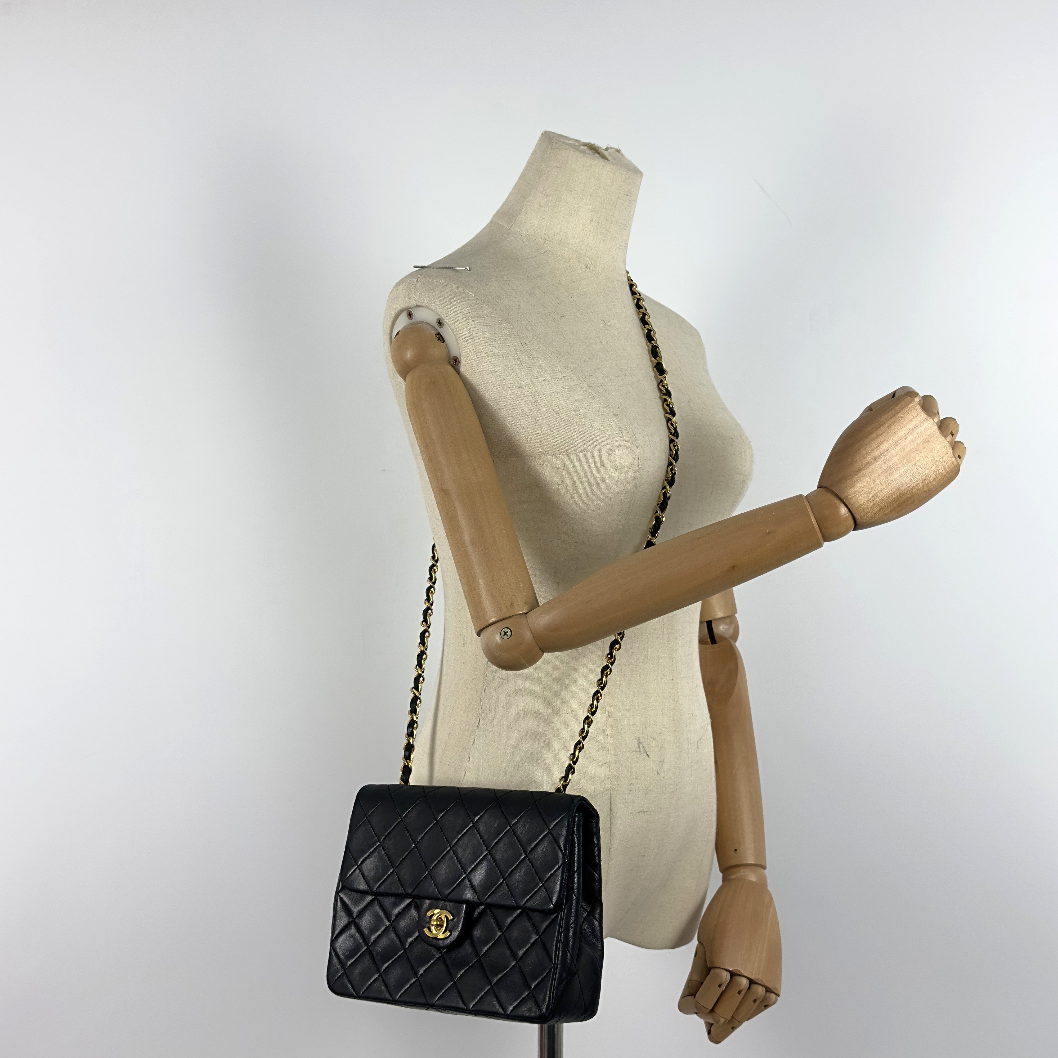 Sac à main CHANEL Timeless Classique Mini Single Flap cuir d'agneau noir