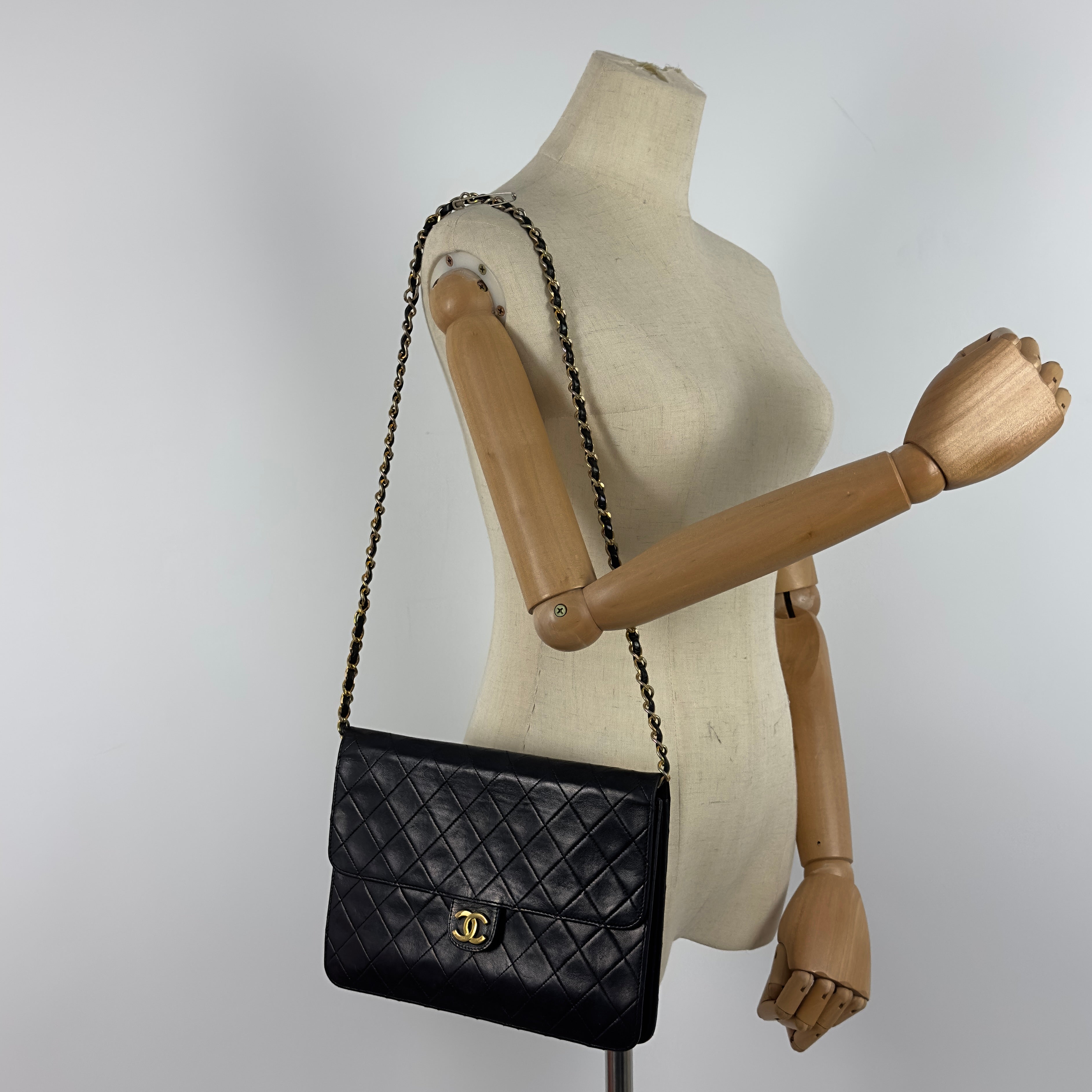 Sac à main CHANEL Timeless WOC Medium cuir d'agneau noir