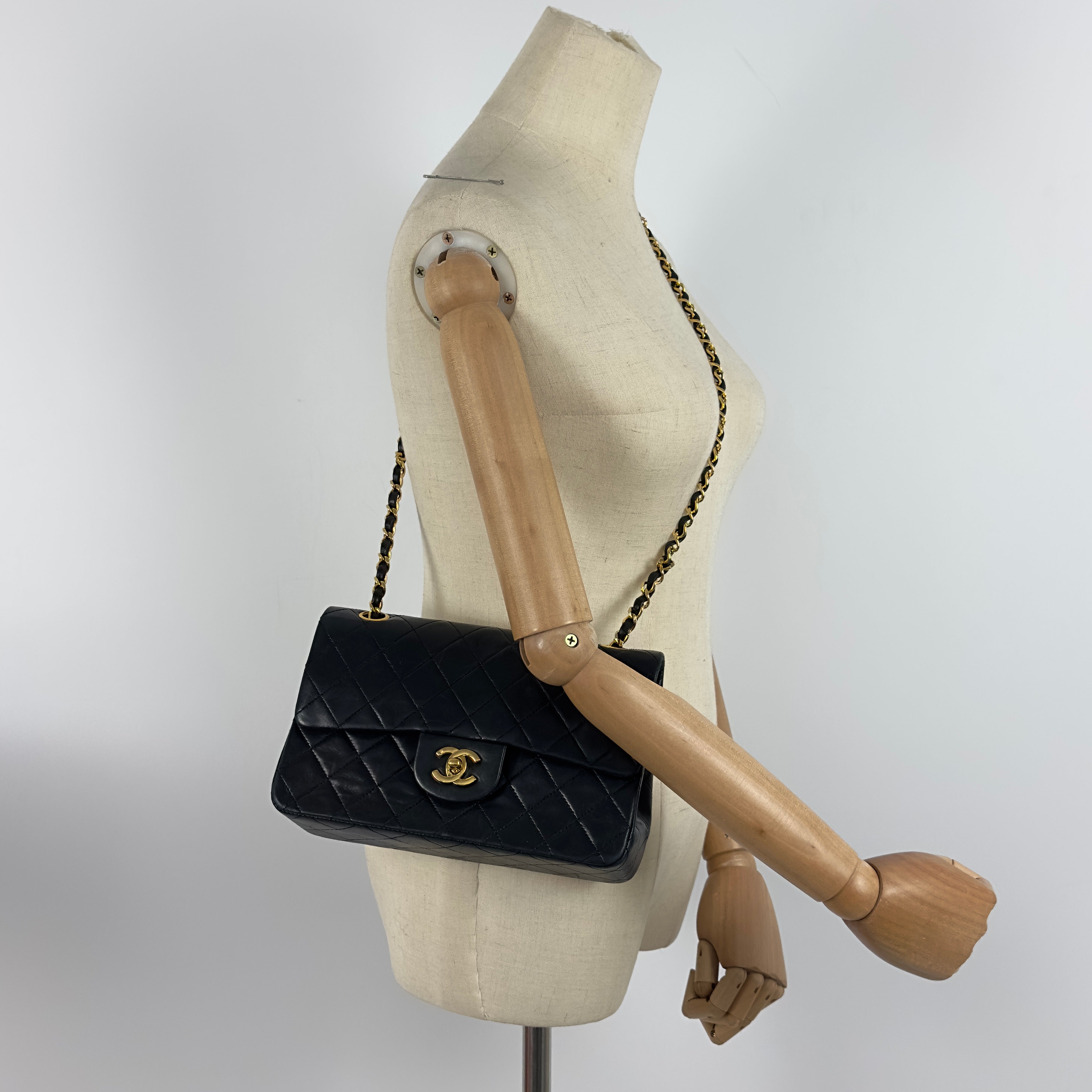 Sac à main CHANEL Timeless Classique Small Double Flap cuir d'agneau noir