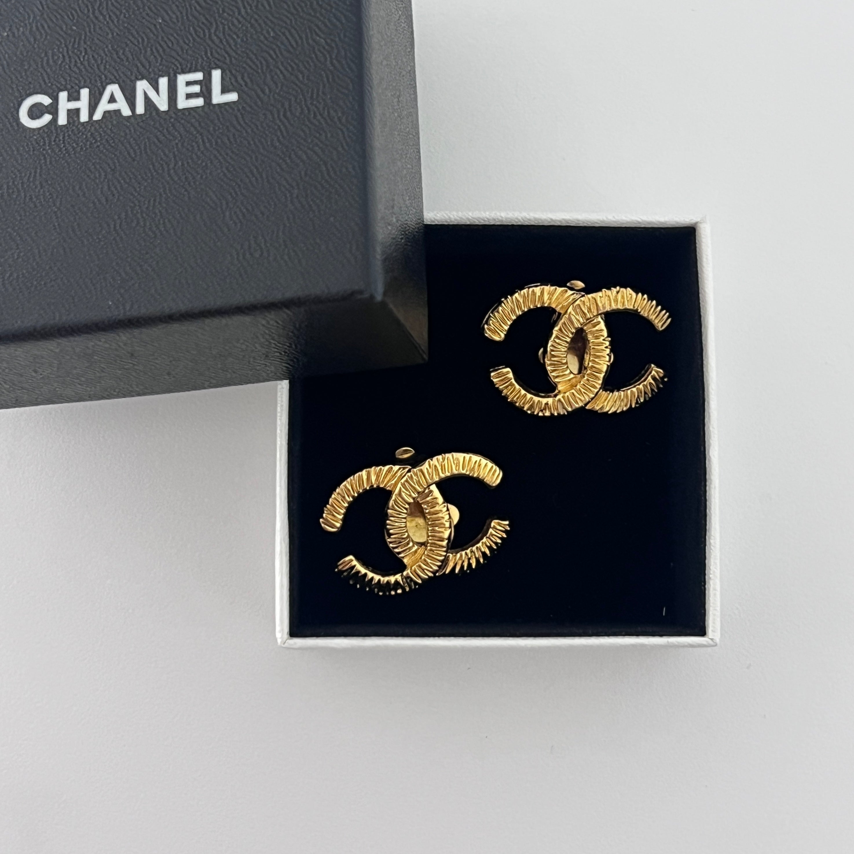 Boucles d'oreilles CHANEL CC Clip On