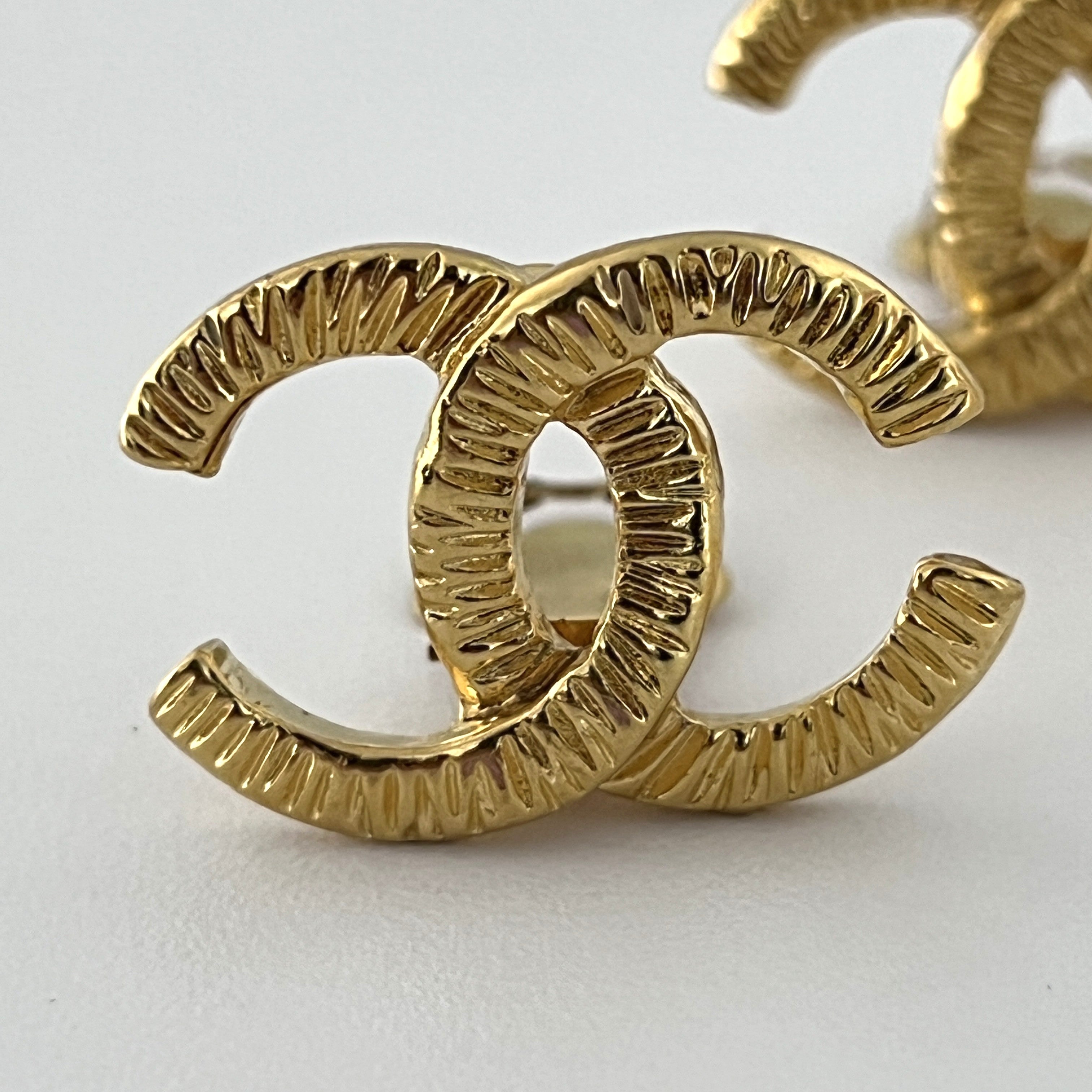 Boucles d'oreilles CHANEL CC Clip On