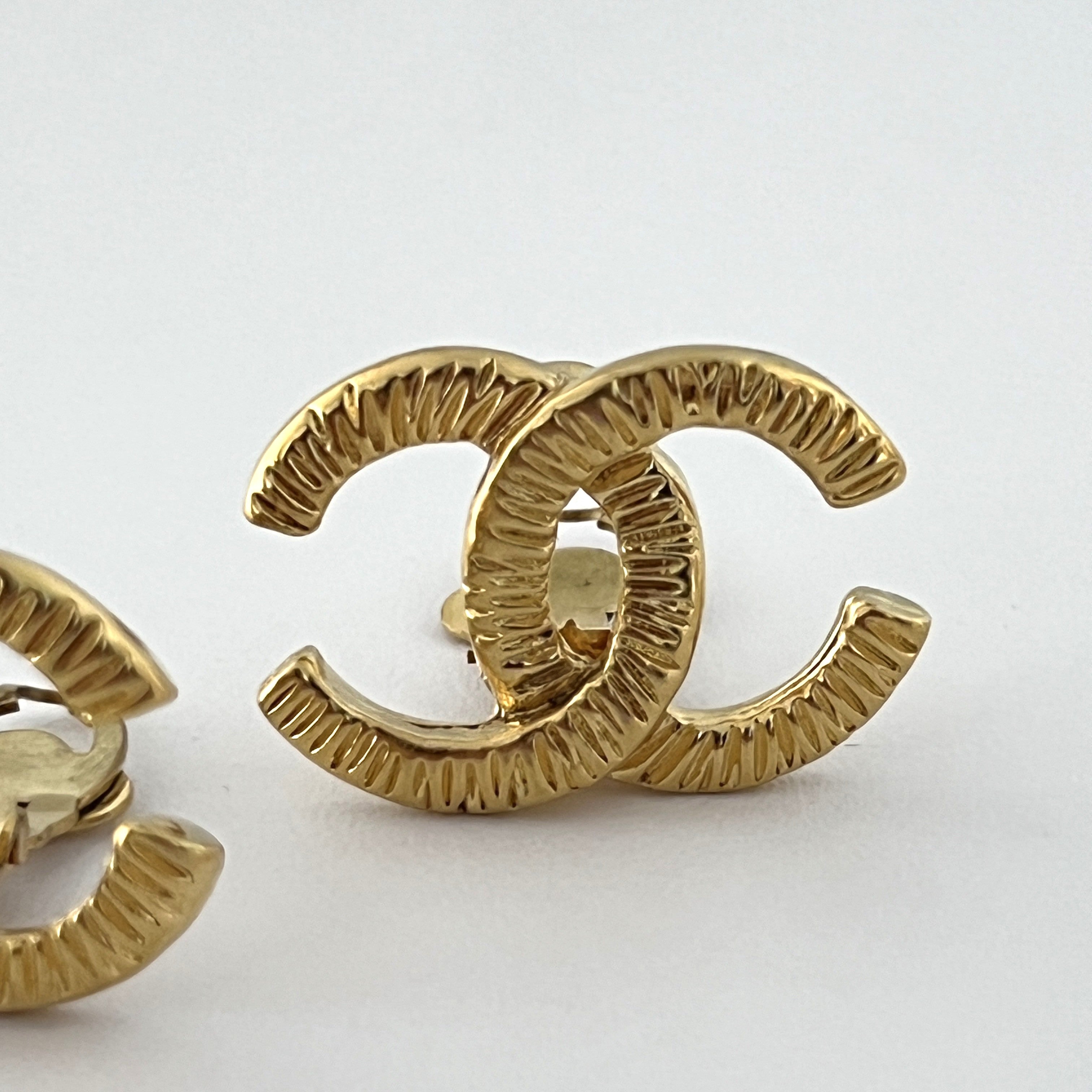 Boucles d'oreilles CHANEL CC Clip On