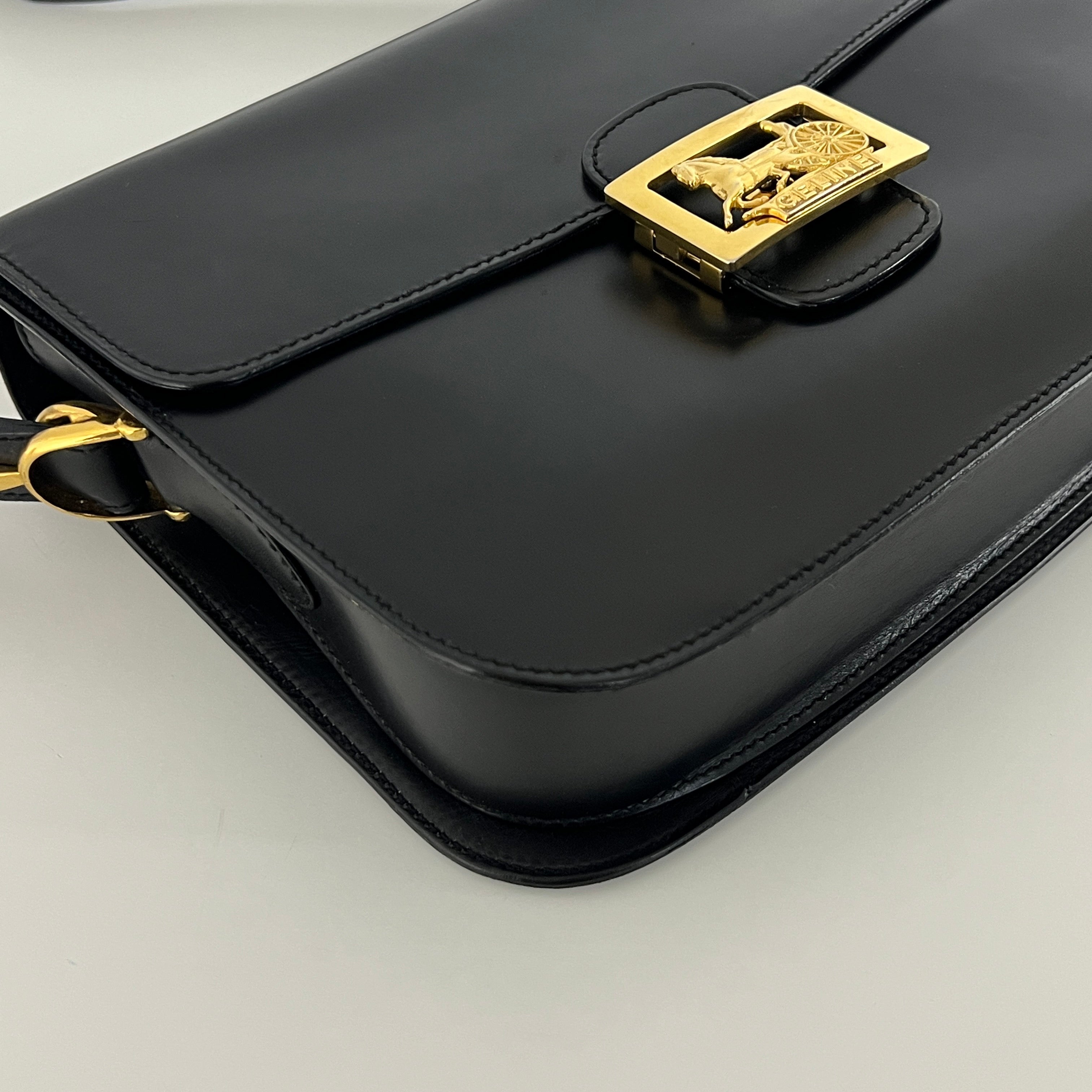 Sac à main CELINE Triomphe cuir noir