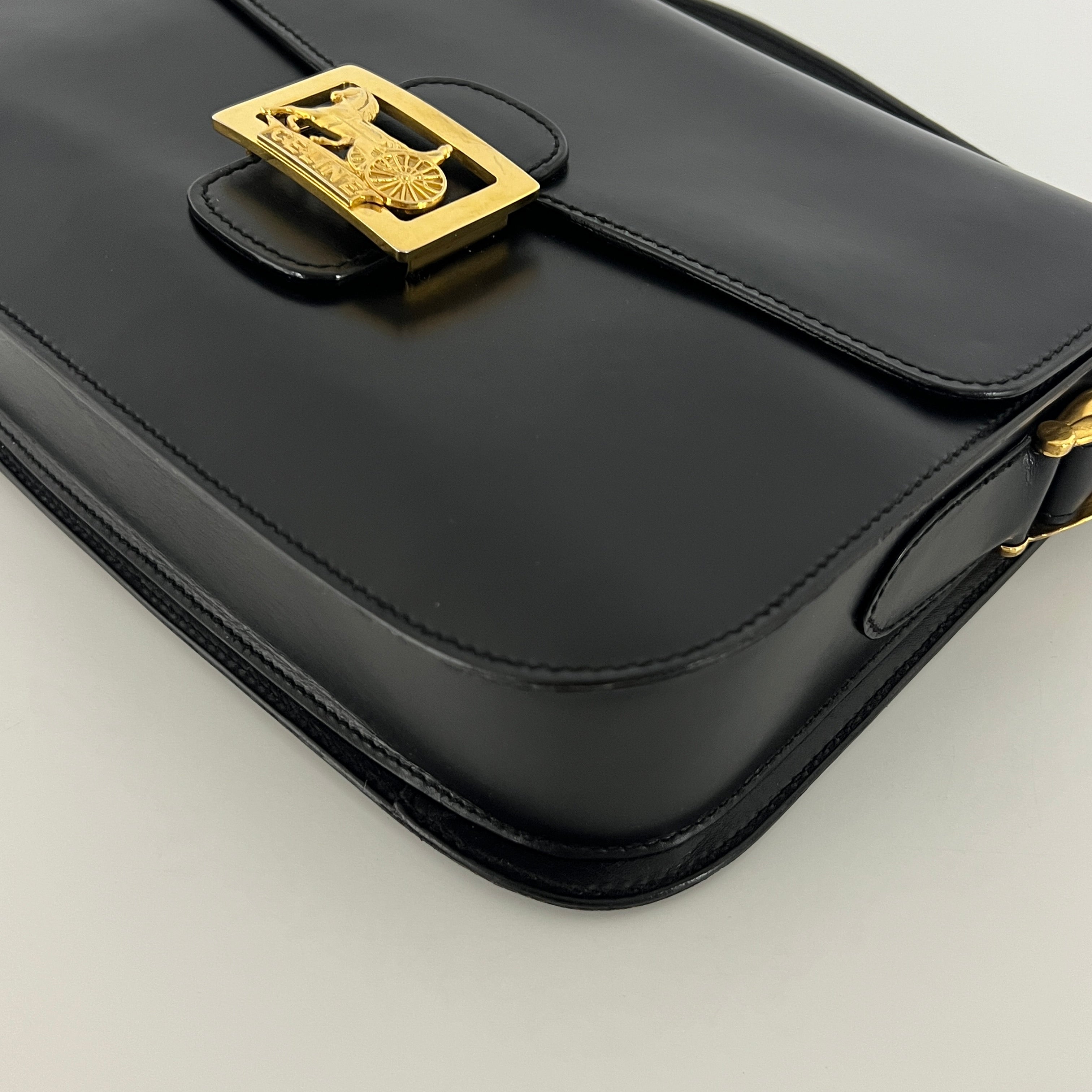 Sac à main CELINE Triomphe cuir noir