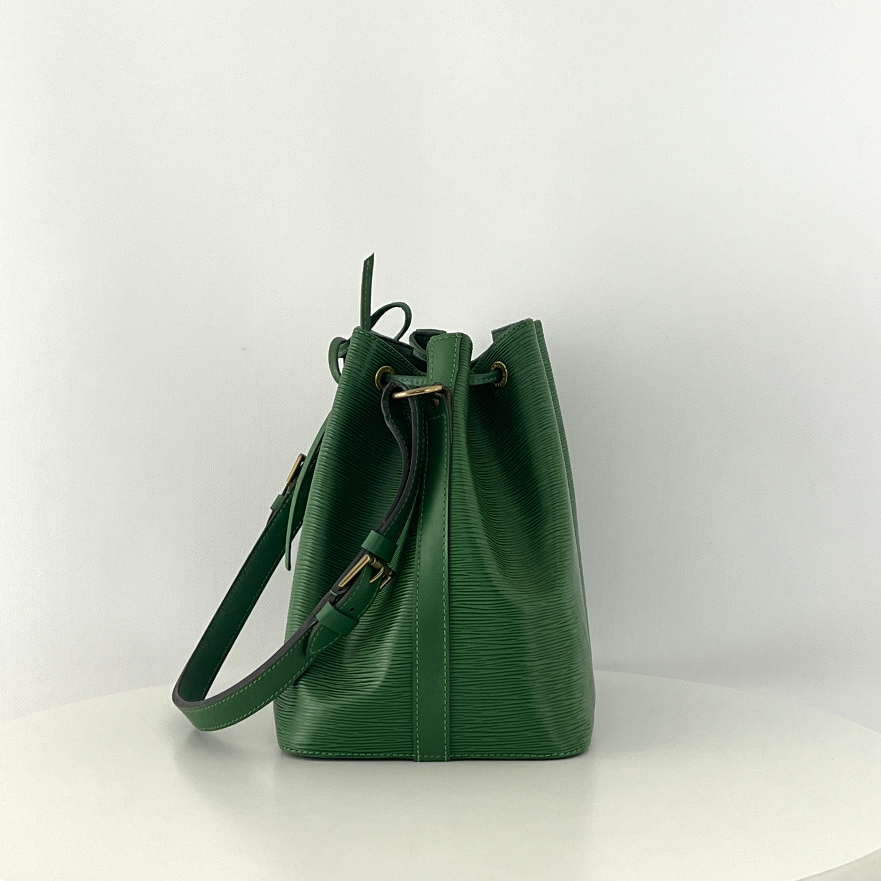 Sac à main LOUIS VUITTON Noé Petit cuir épi vert