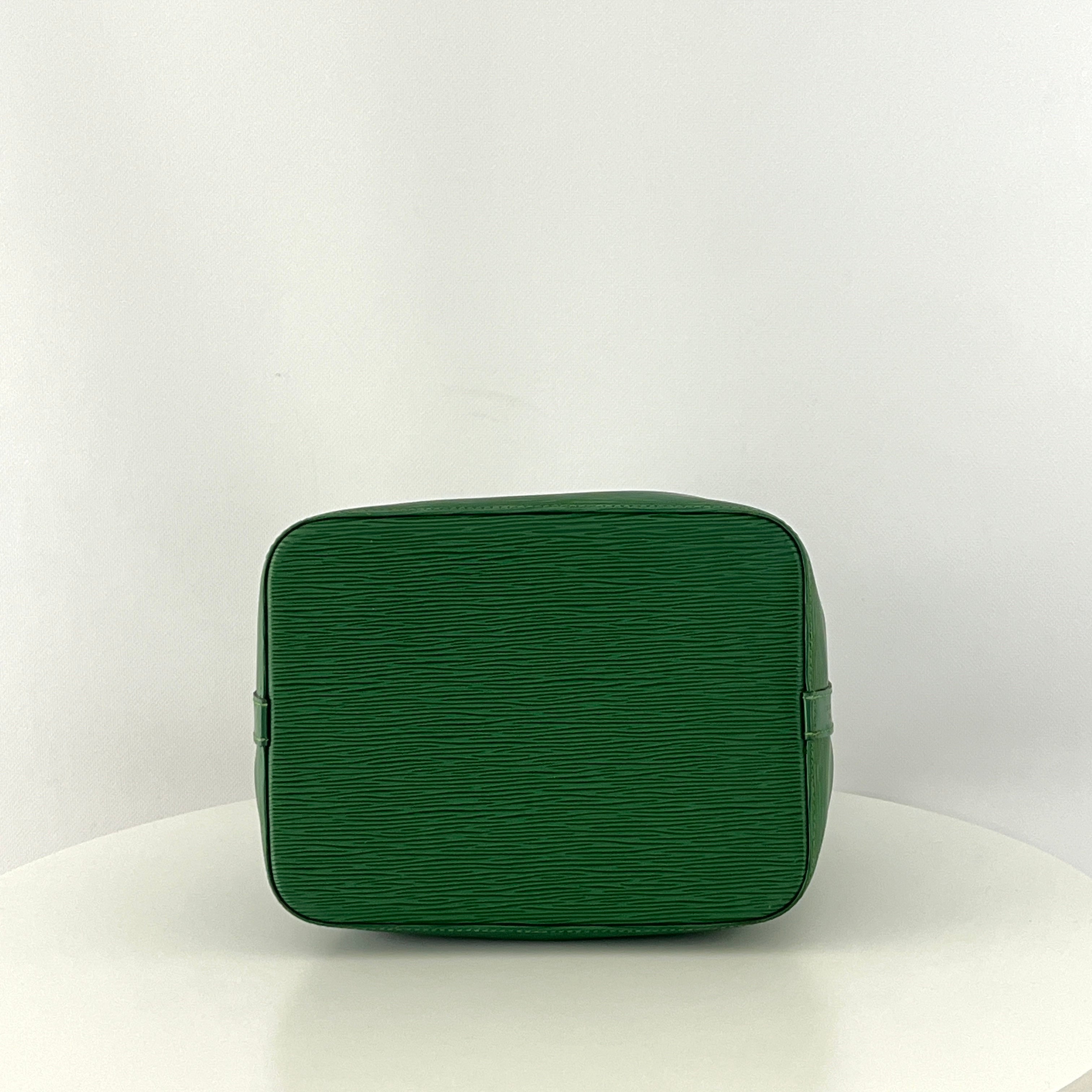 Sac à main LOUIS VUITTON Noé Petit cuir épi vert