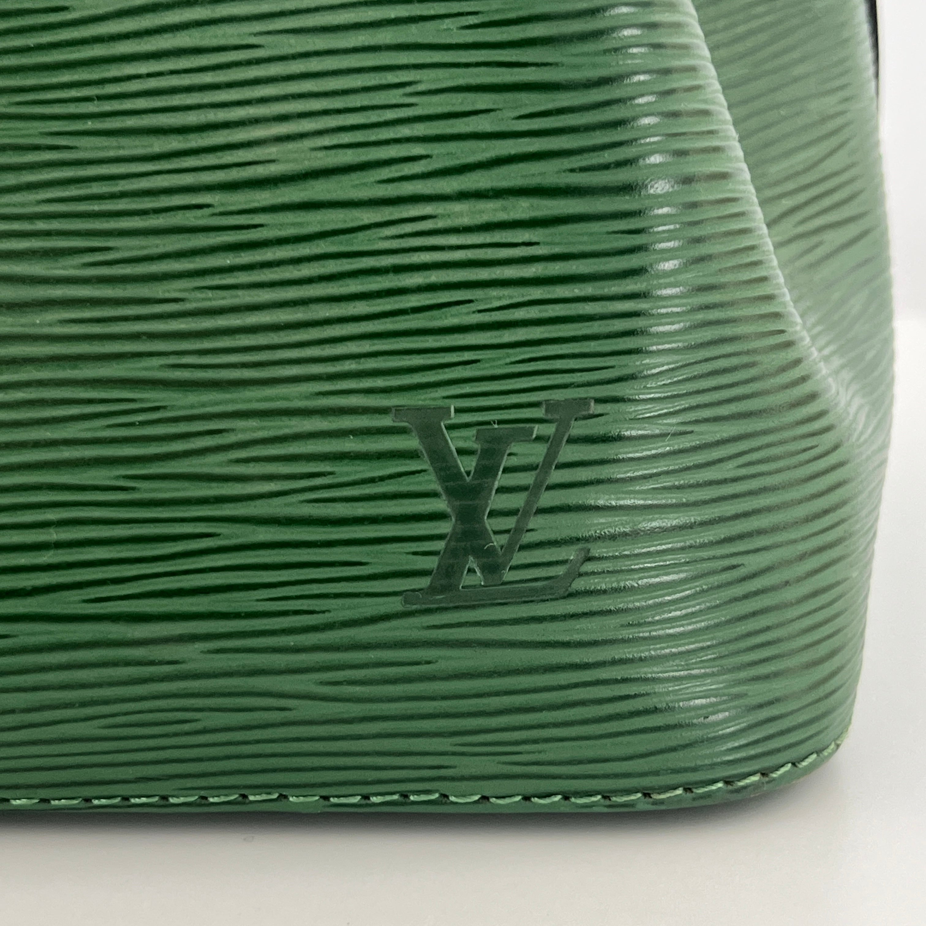 Sac à main LOUIS VUITTON Noé Petit cuir épi vert