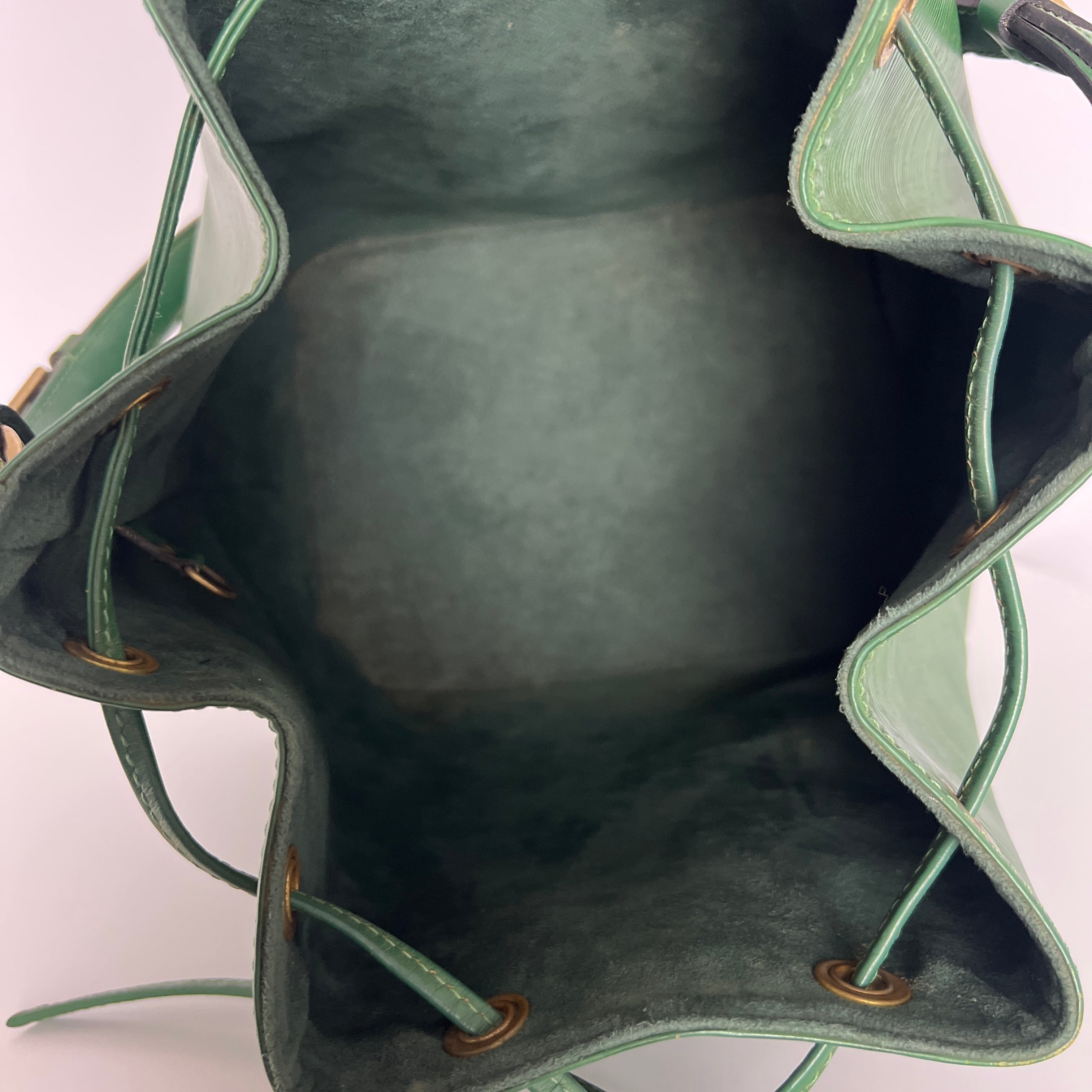 Sac à main LOUIS VUITTON Noé Petit cuir épi vert