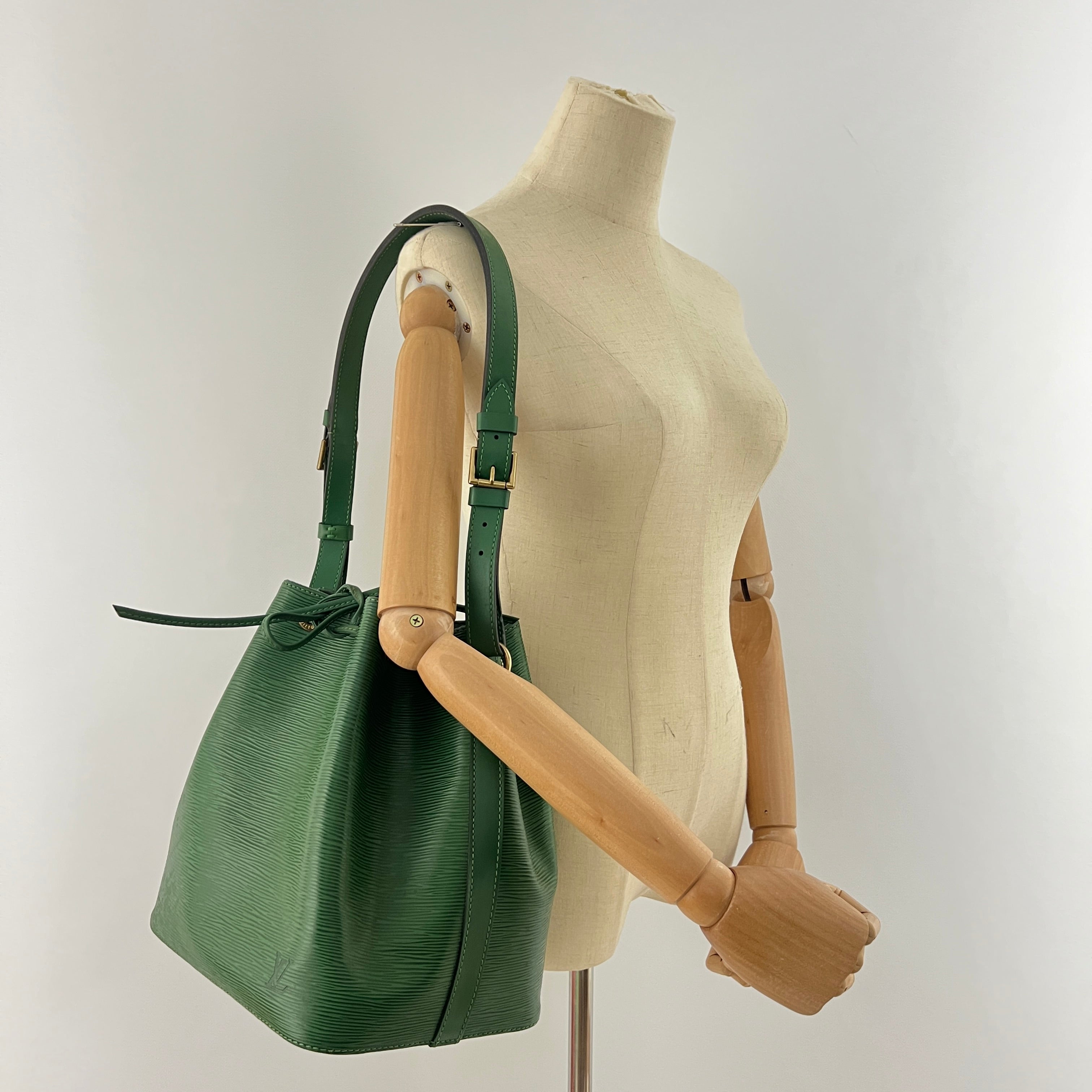 Sac à main LOUIS VUITTON Noé Petit cuir épi vert
