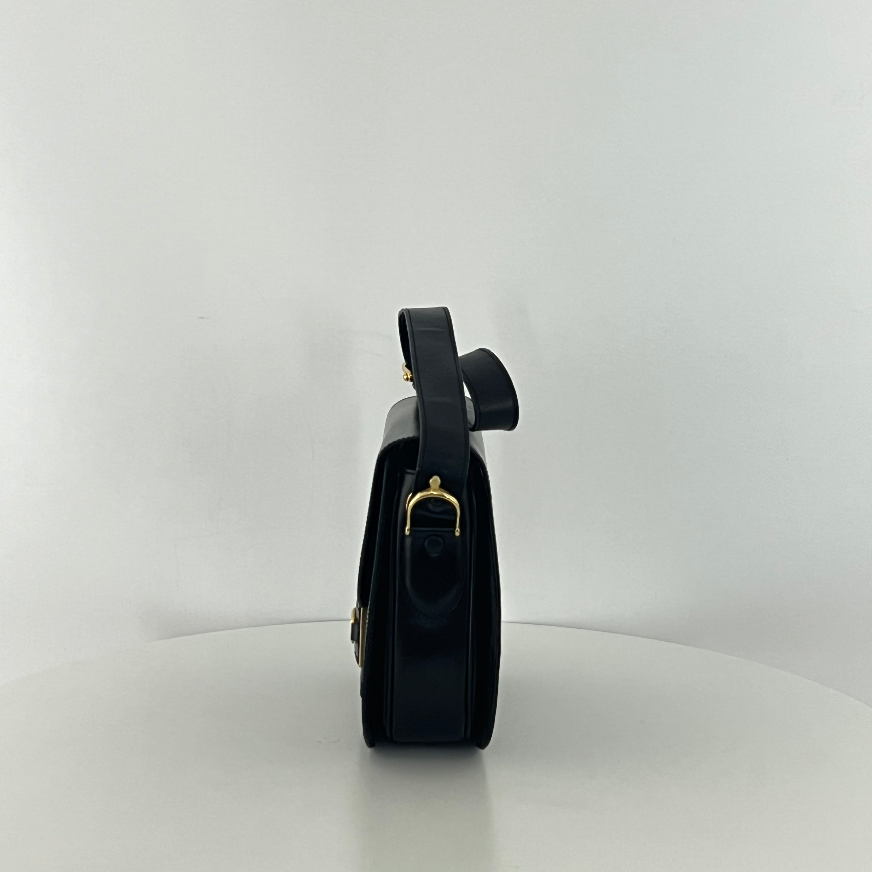 Sac à main CELINE Triomphe cuir noir