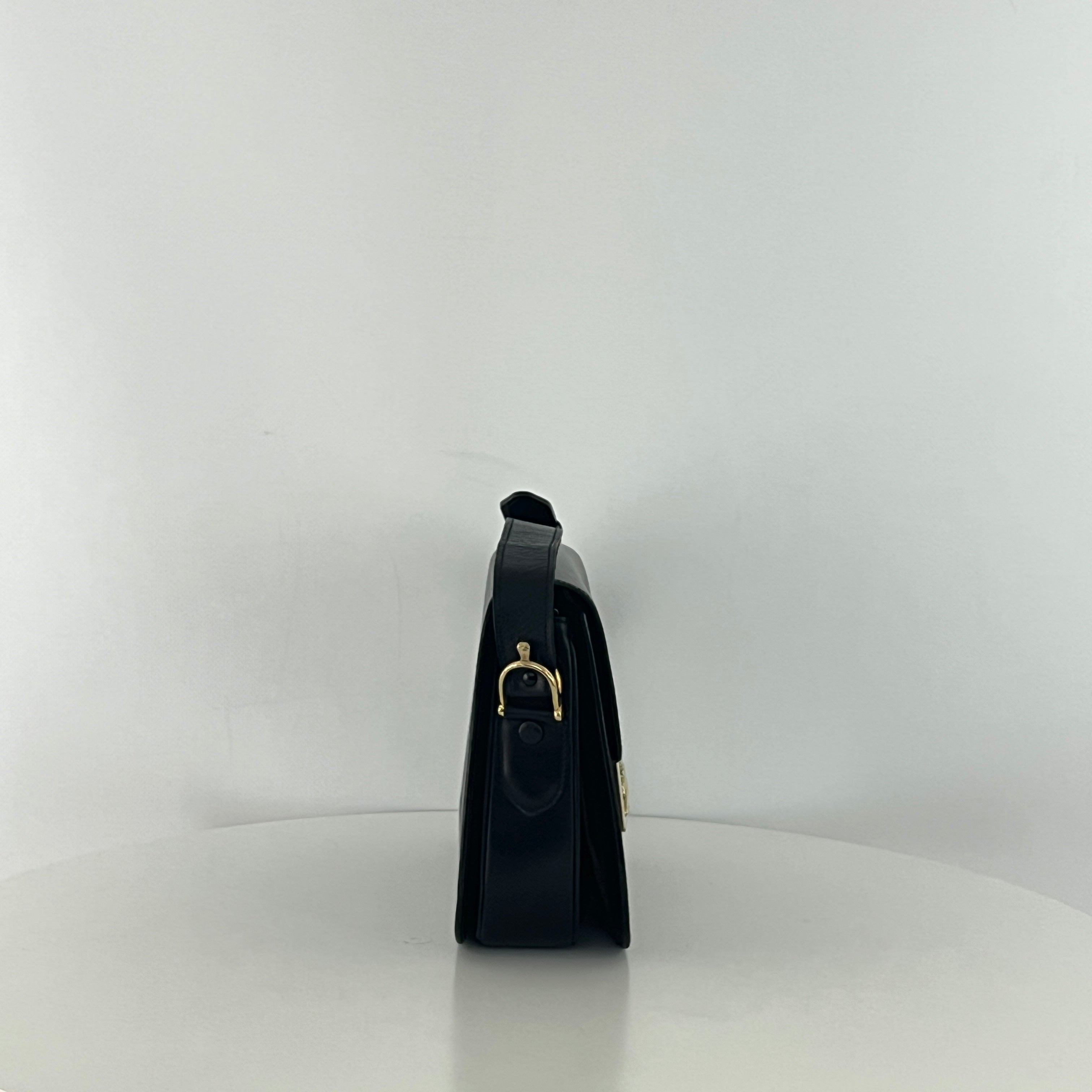 Sac à main CELINE Triomphe cuir noir