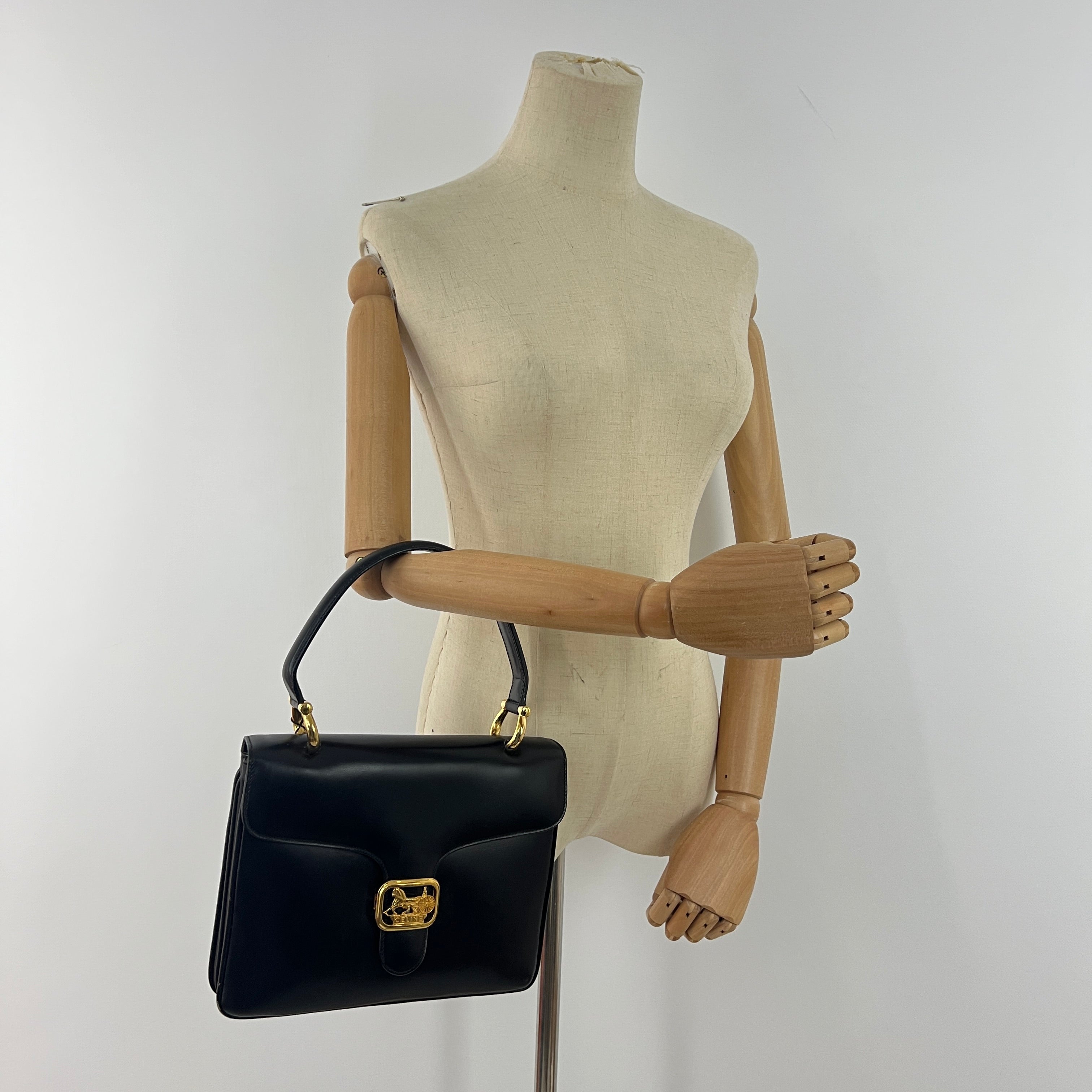 Sac à main CELINE Triomphe cuir noir