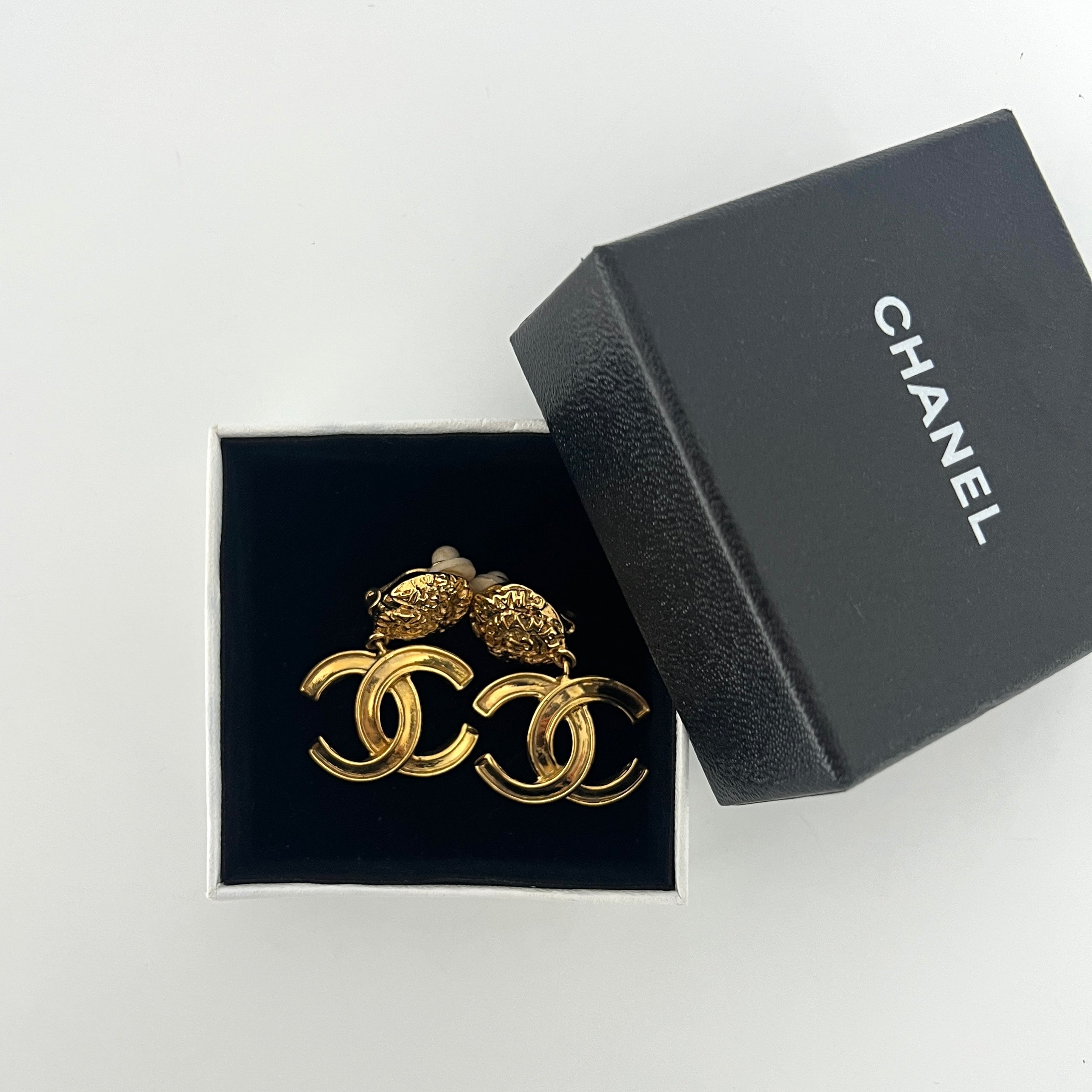 Boucles d'oreilles CHANEL CC Clip On