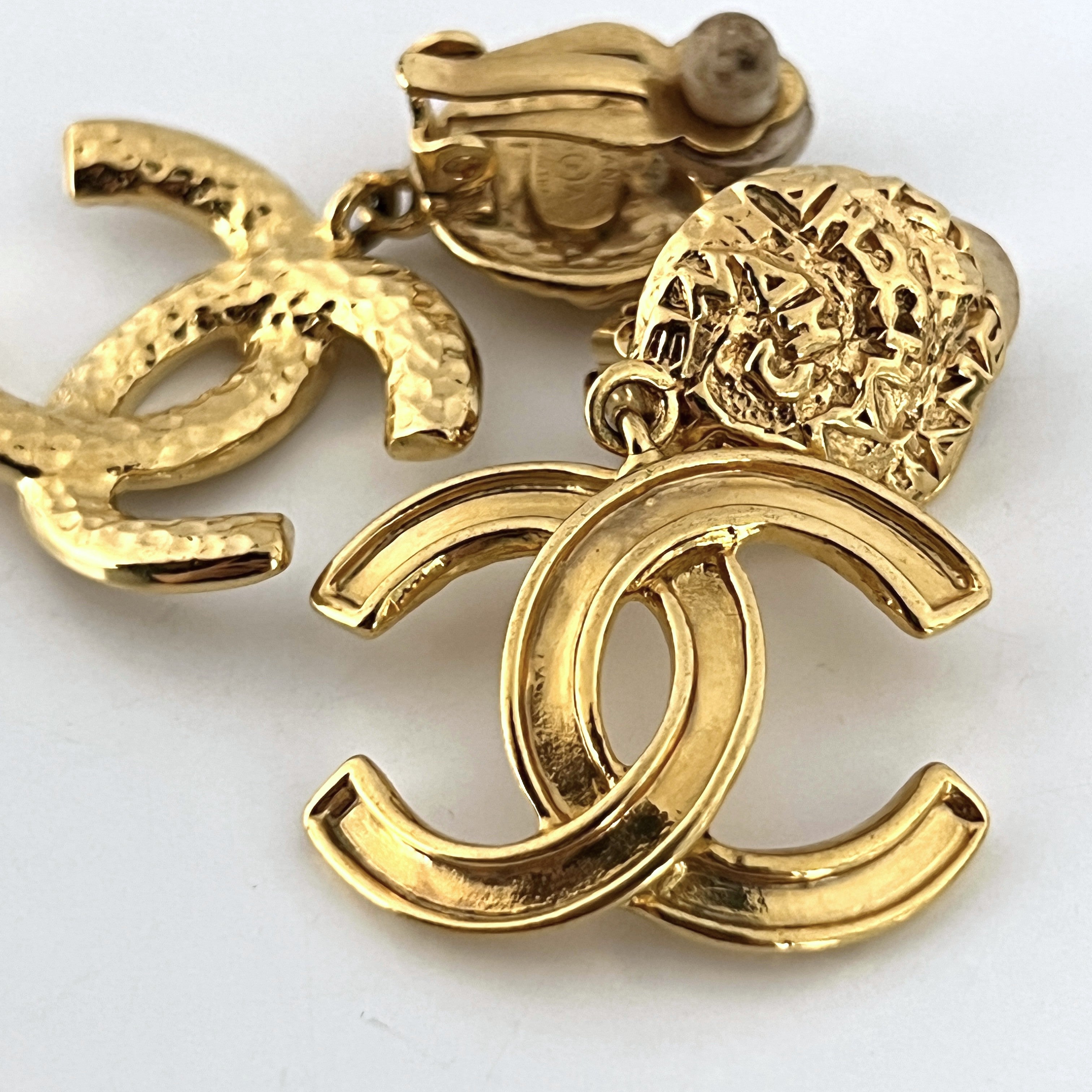 Boucles d'oreilles CHANEL CC Clip On