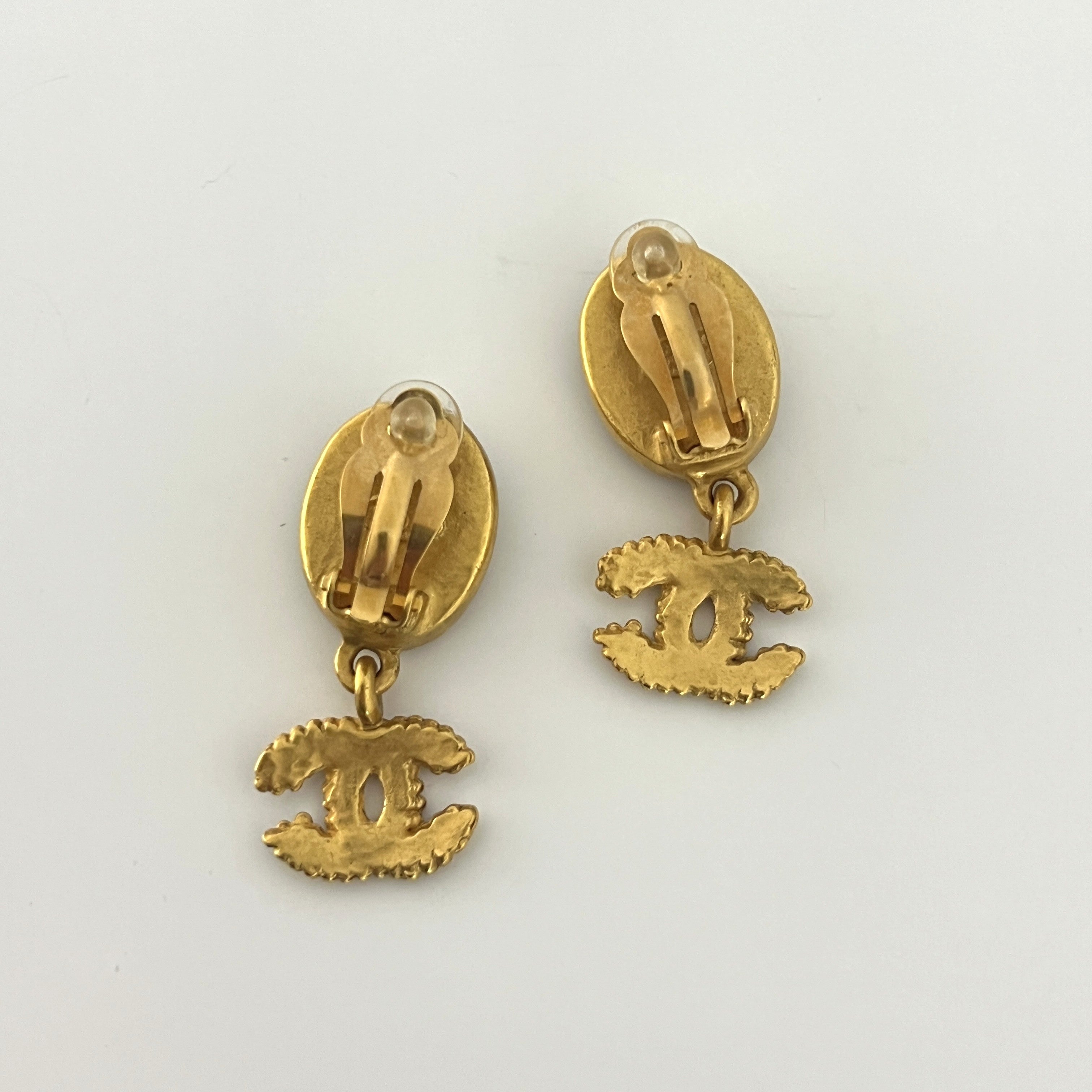 Boucles d'oreilles CHANEL CC Clip On