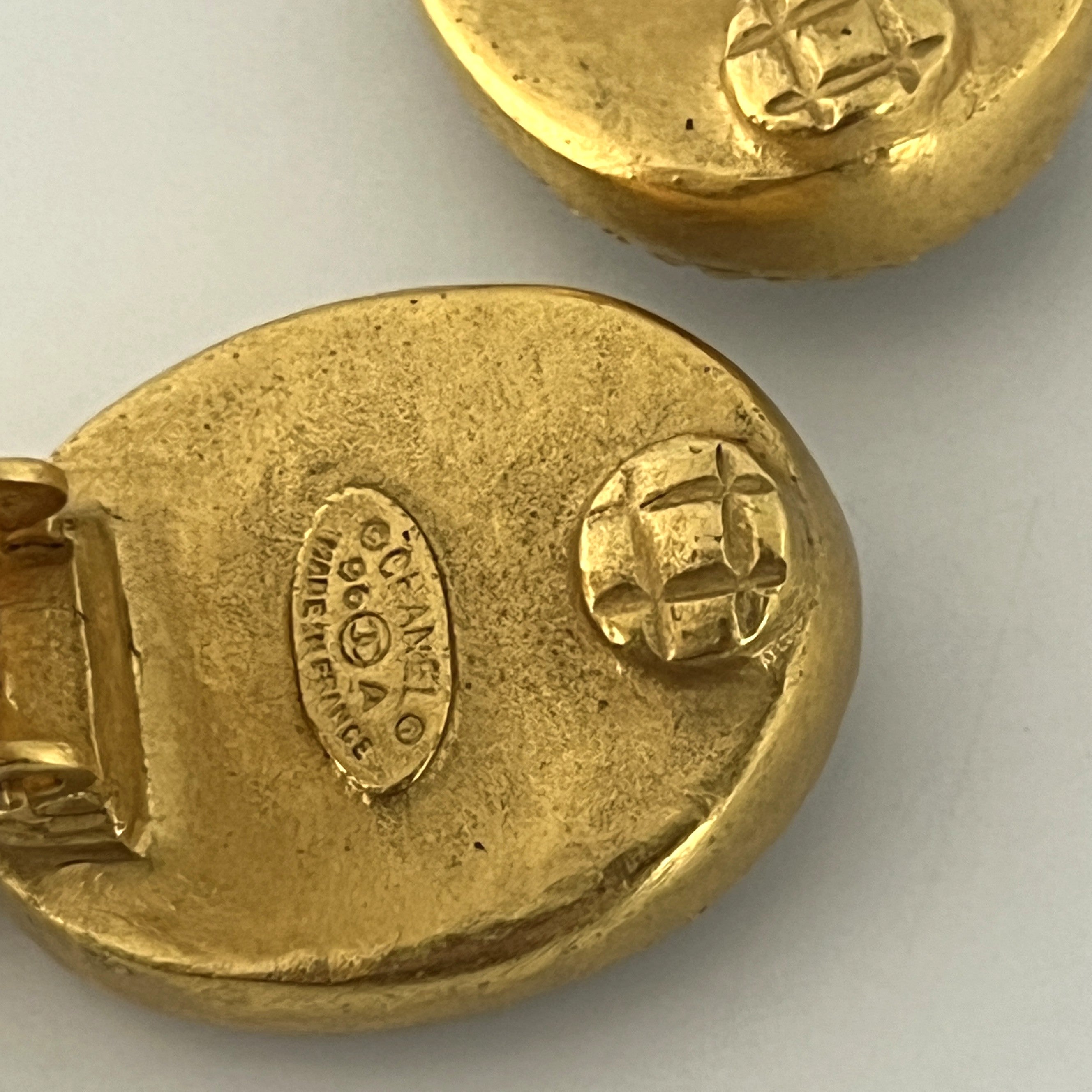 Boucles d'oreilles CHANEL CC Clip On