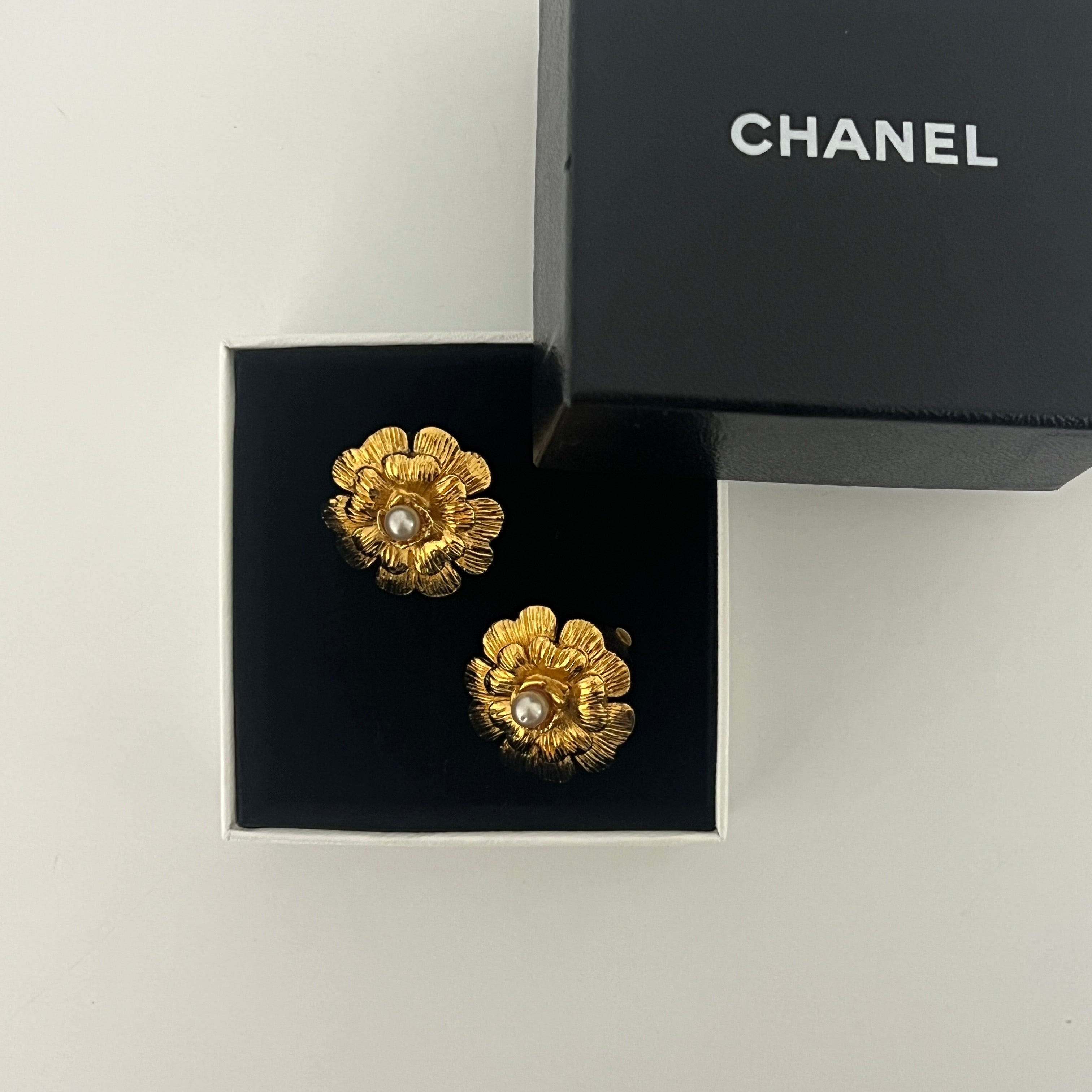 Boucles d'oreilles CHANEL Camélia Clip on