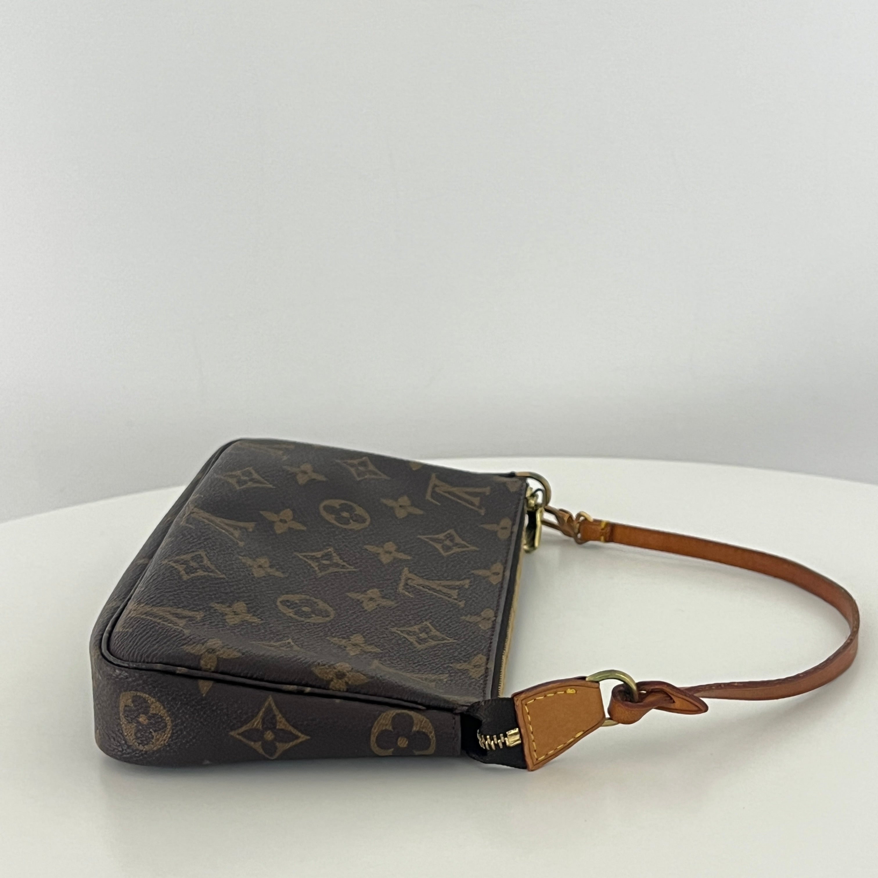 Sac à main LOUIS VUITTON Pochette Accessoires toile et cuir marron