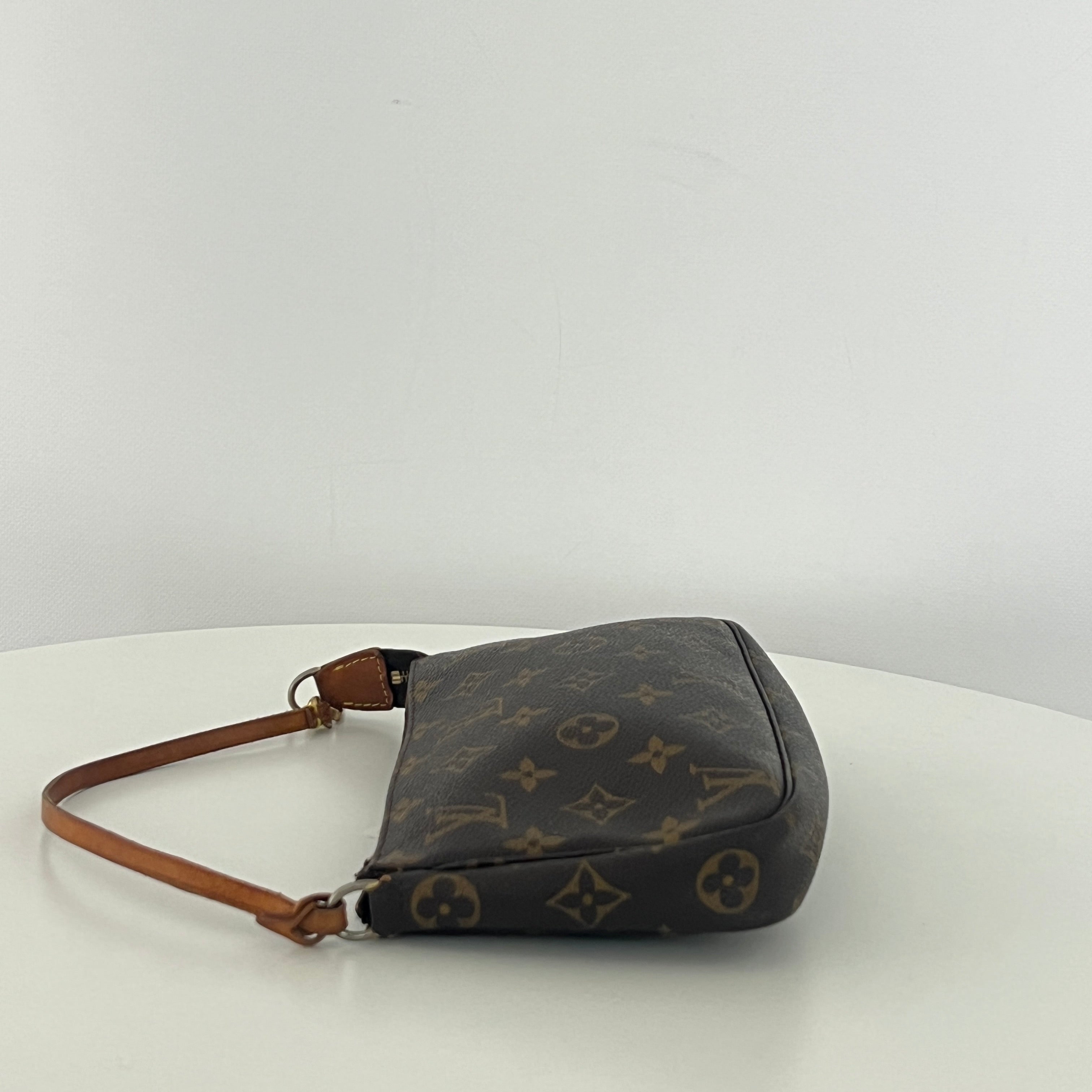 Sac à main LOUIS VUITTON Pochette Accessoires toile et cuir marron