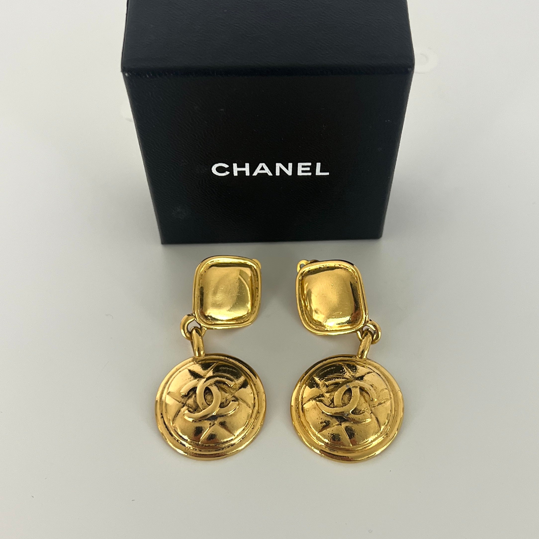 Boucles d'oreilles CHANEL Matelassé CC Clip On