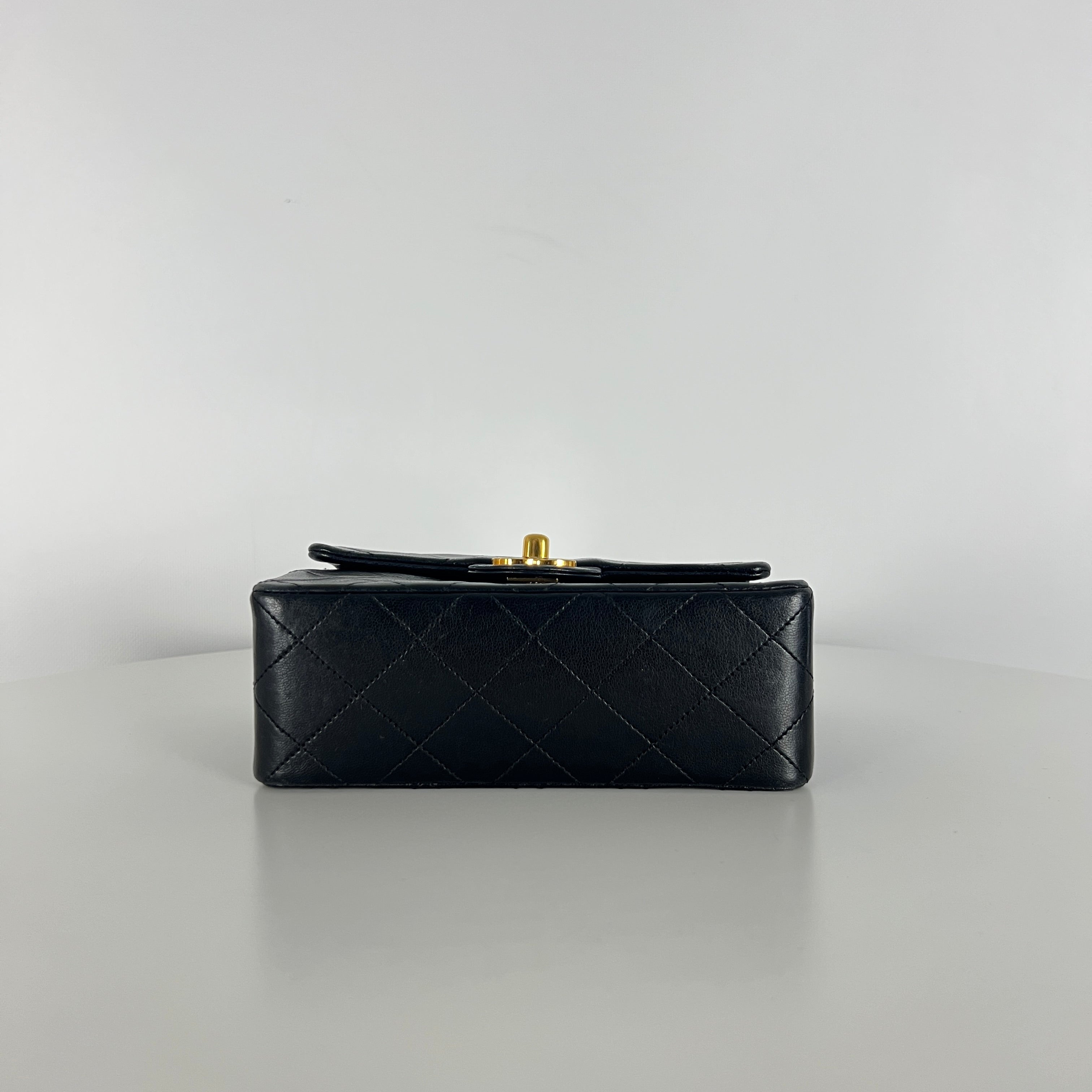 Sac à main CHANEL Timeless Classique Mini Single Flap cuir d'agneau noir