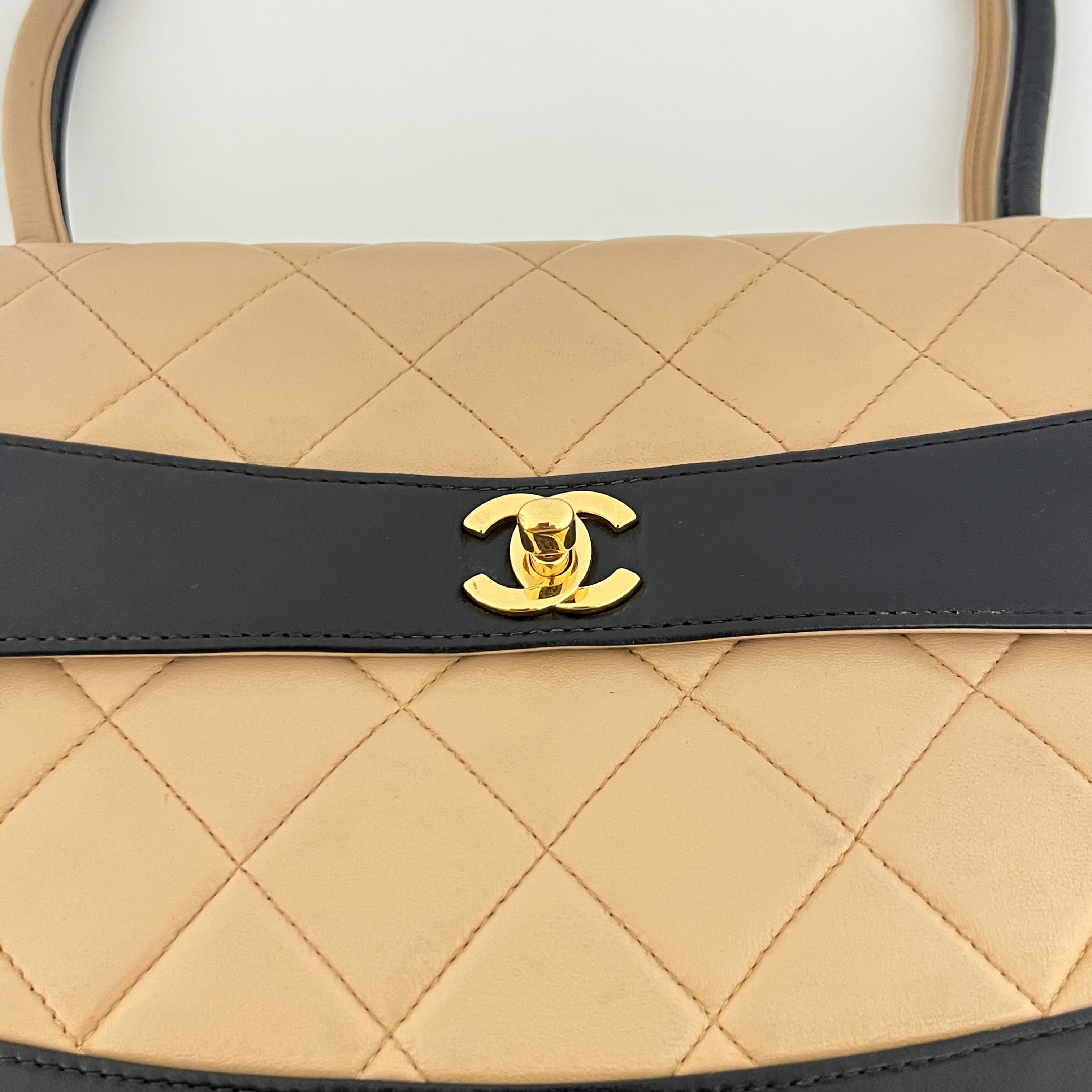 Sac à main CHANEL Top Handle cuir d'agneau bicolore