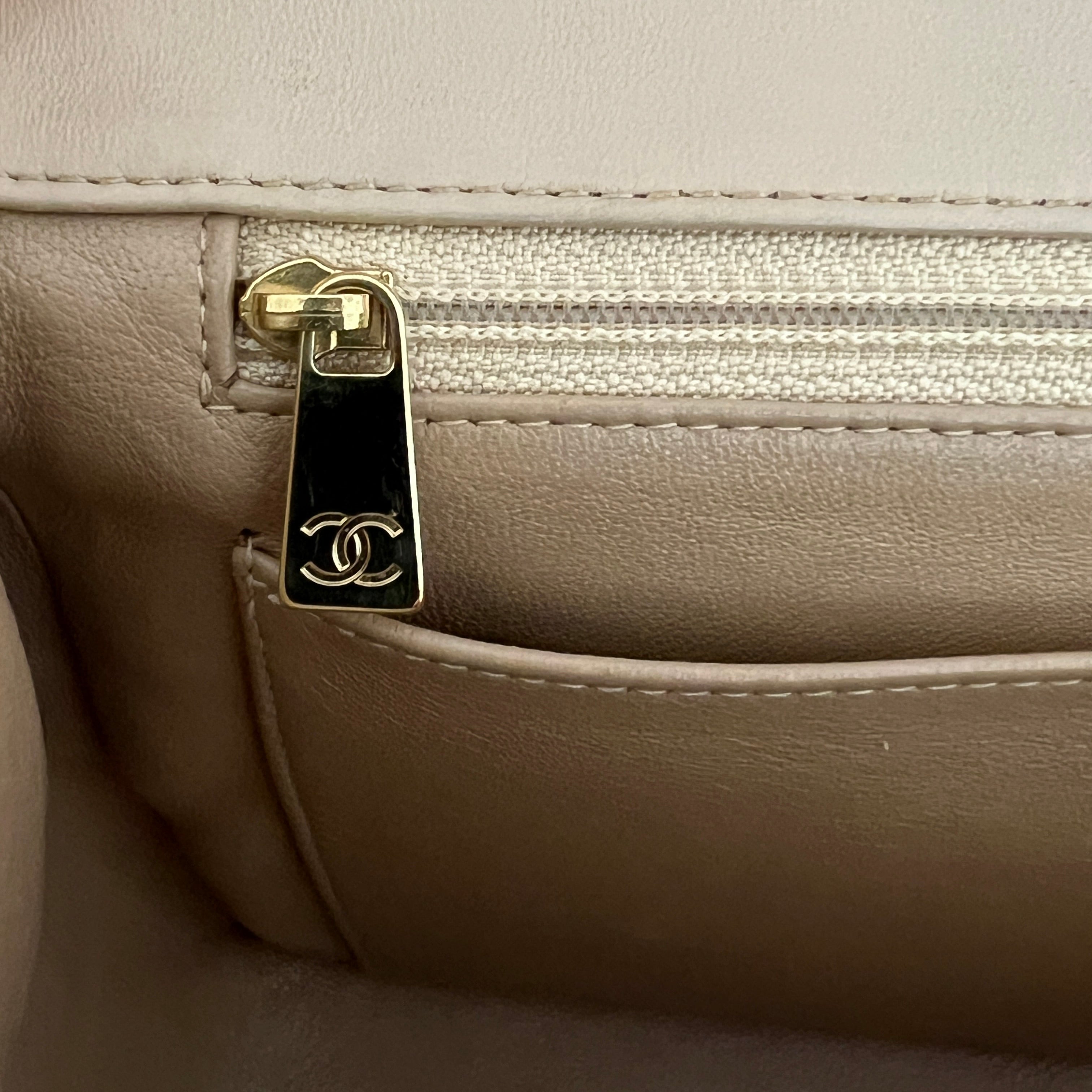 Sac à main CHANEL Top Handle cuir d'agneau bicolore