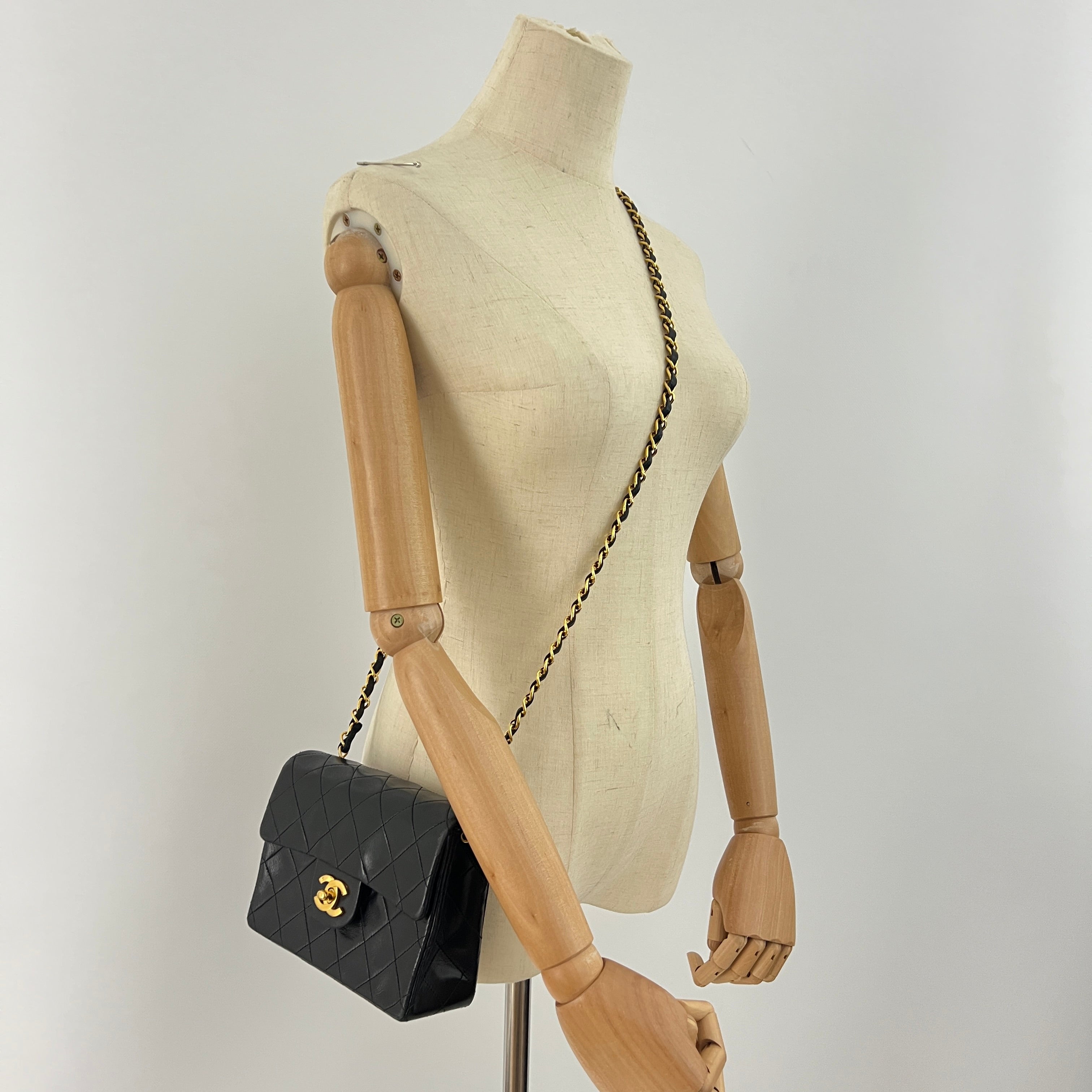 Sac à main CHANEL Timeless Classique Mini Single Flap cuir d'agneau noir