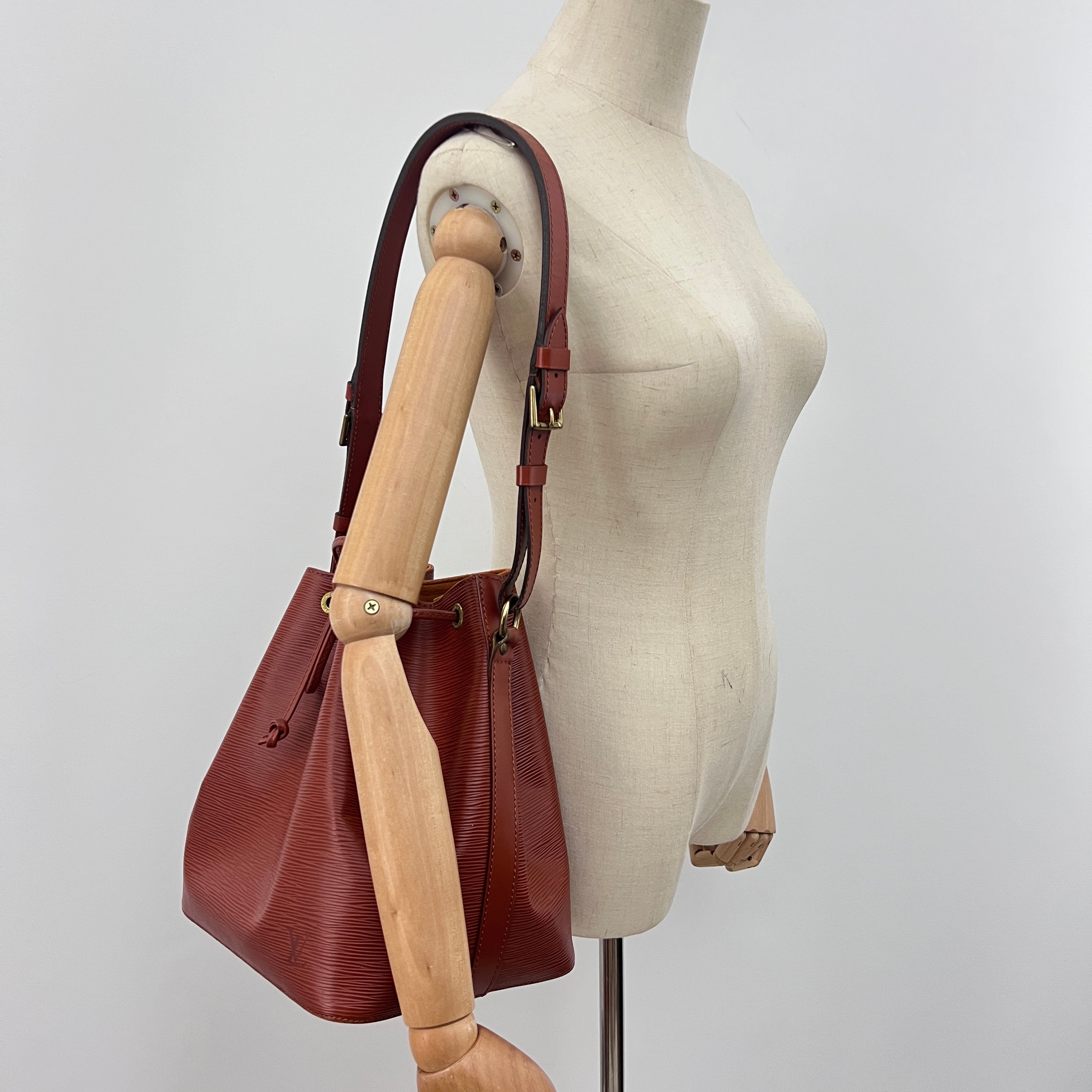 Sac LOUIS VUITTON Noé Petit cuir épi marron