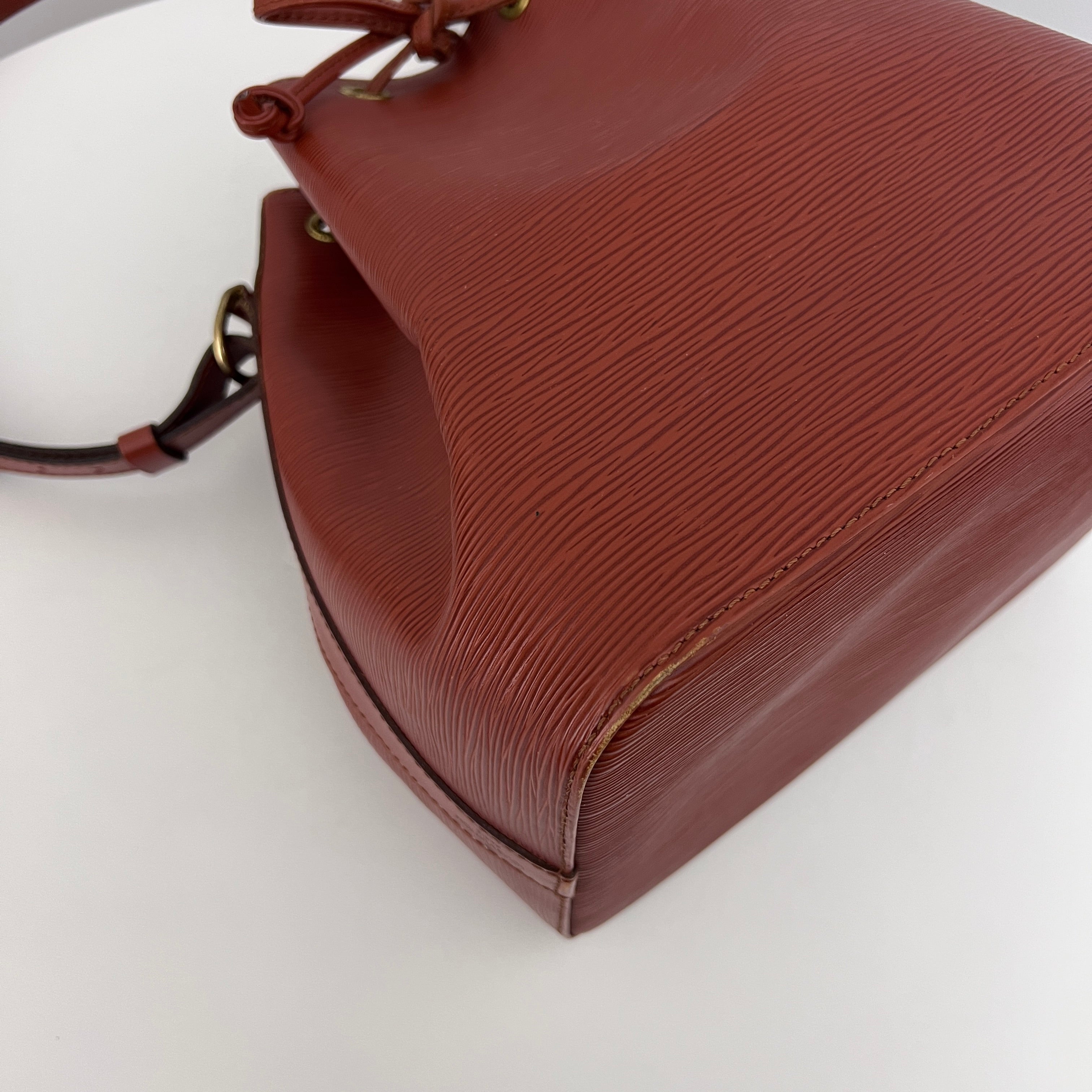 Sac LOUIS VUITTON Noé Petit cuir épi marron