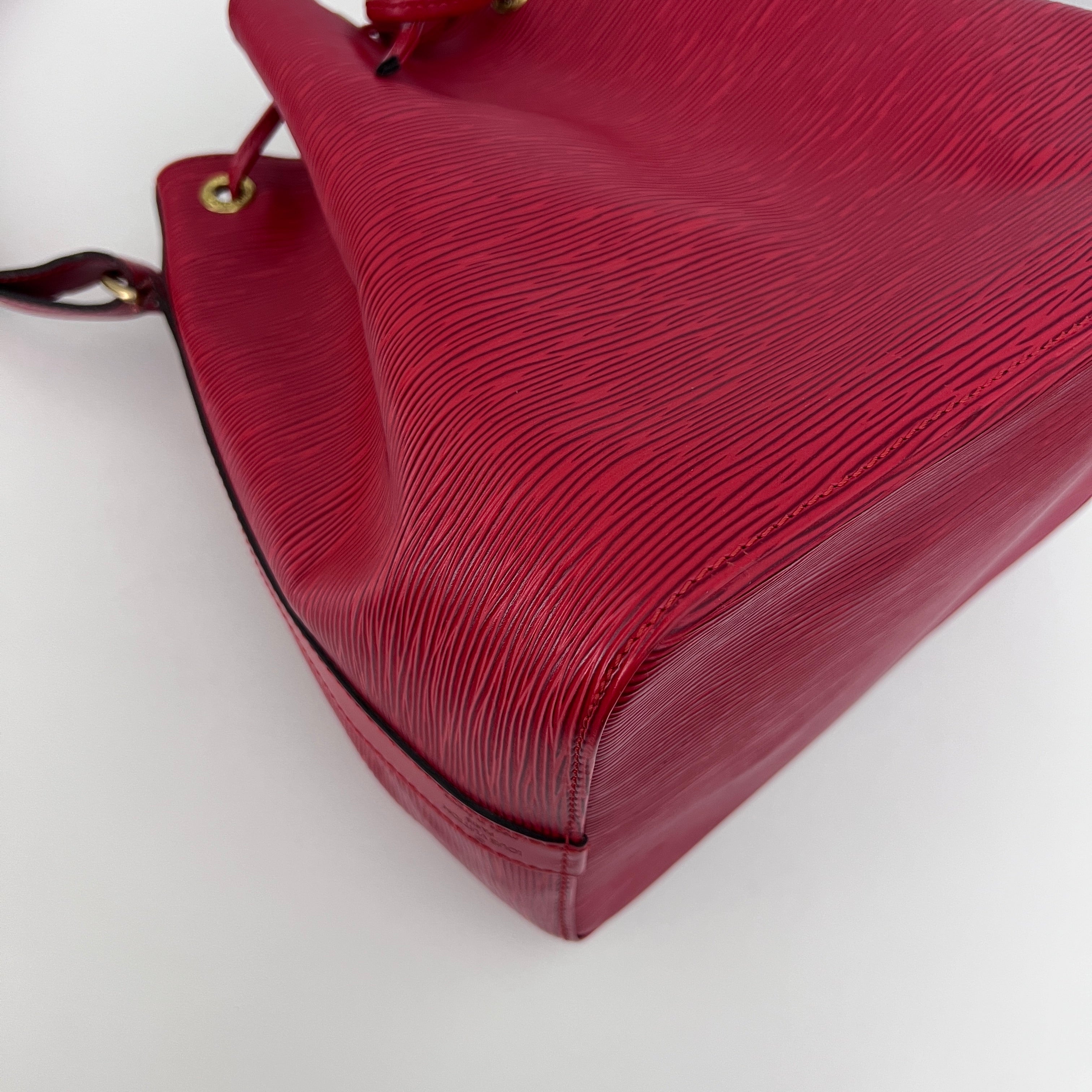 Sac LOUIS VUITTON Noé Petit cuir épi rouge