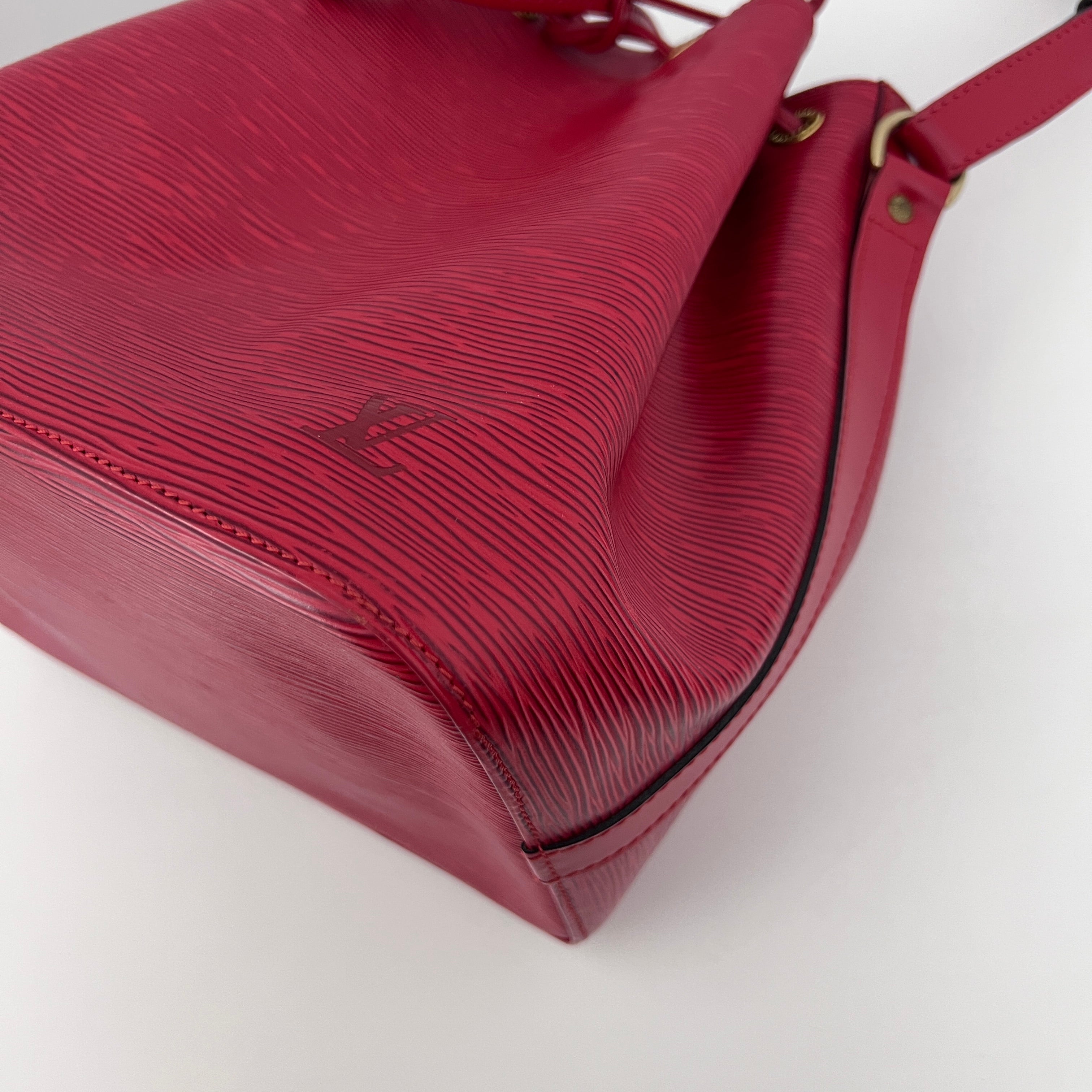 Sac LOUIS VUITTON Noé Petit cuir épi rouge
