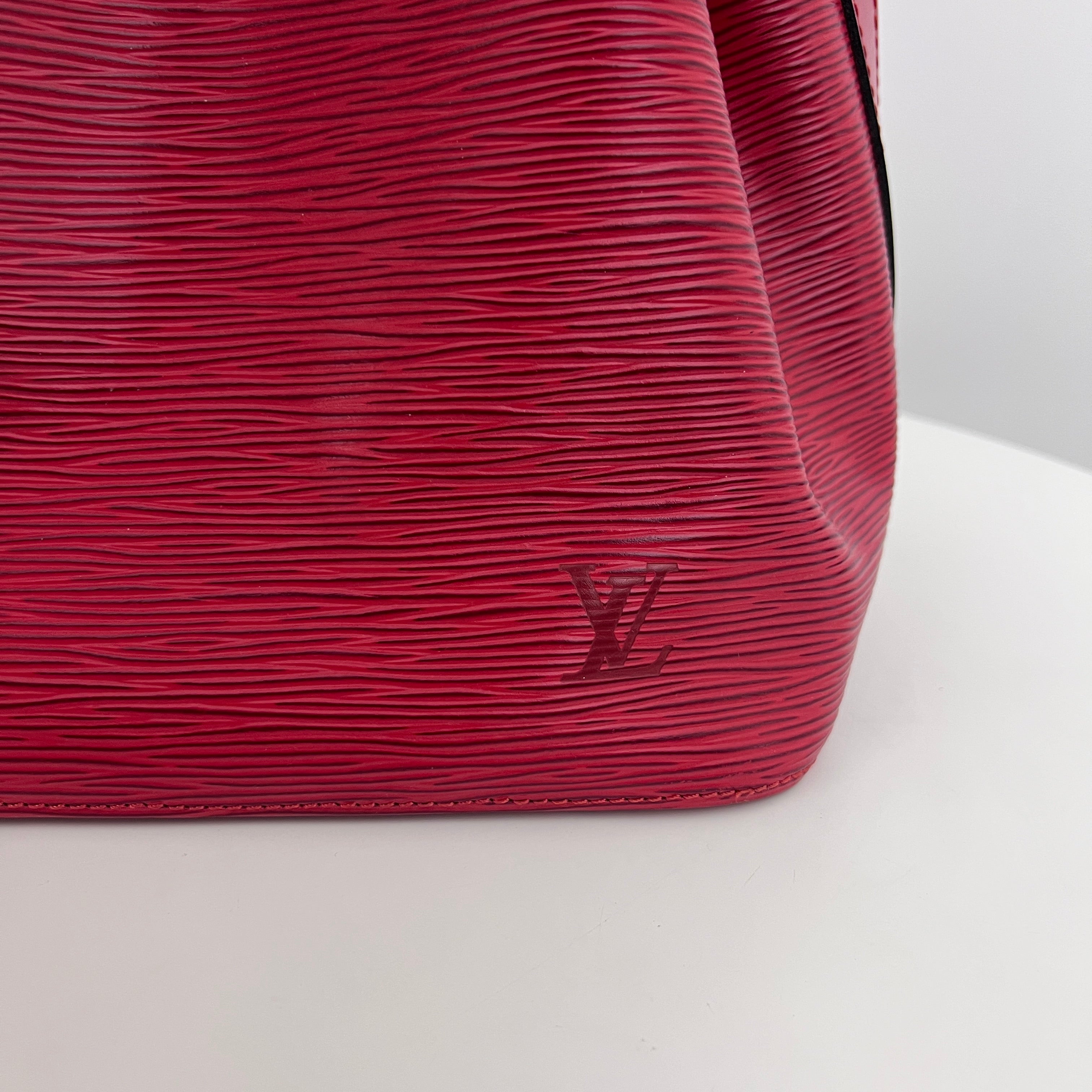 Sac LOUIS VUITTON Noé Petit cuir épi rouge