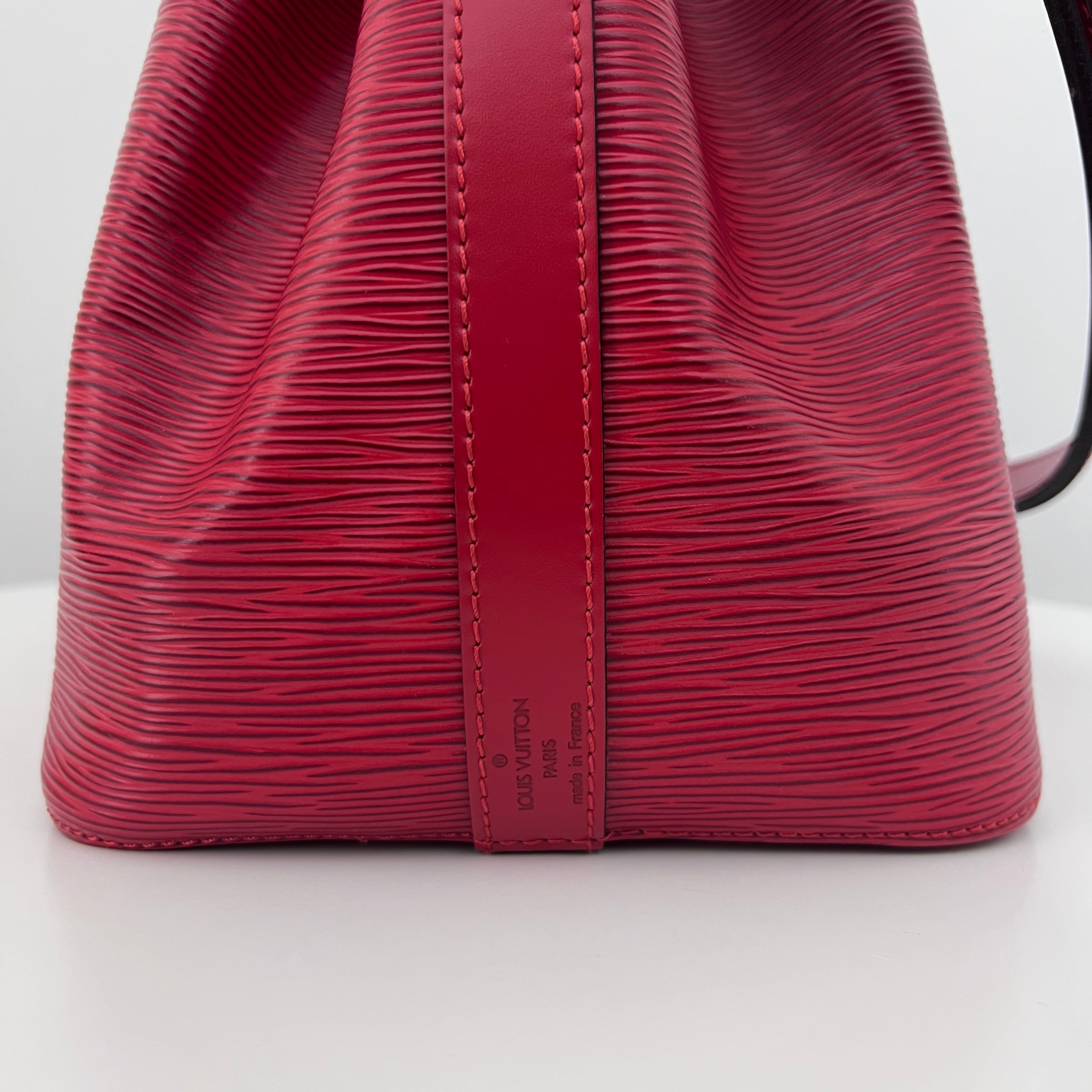 Sac LOUIS VUITTON Noé Petit cuir épi rouge