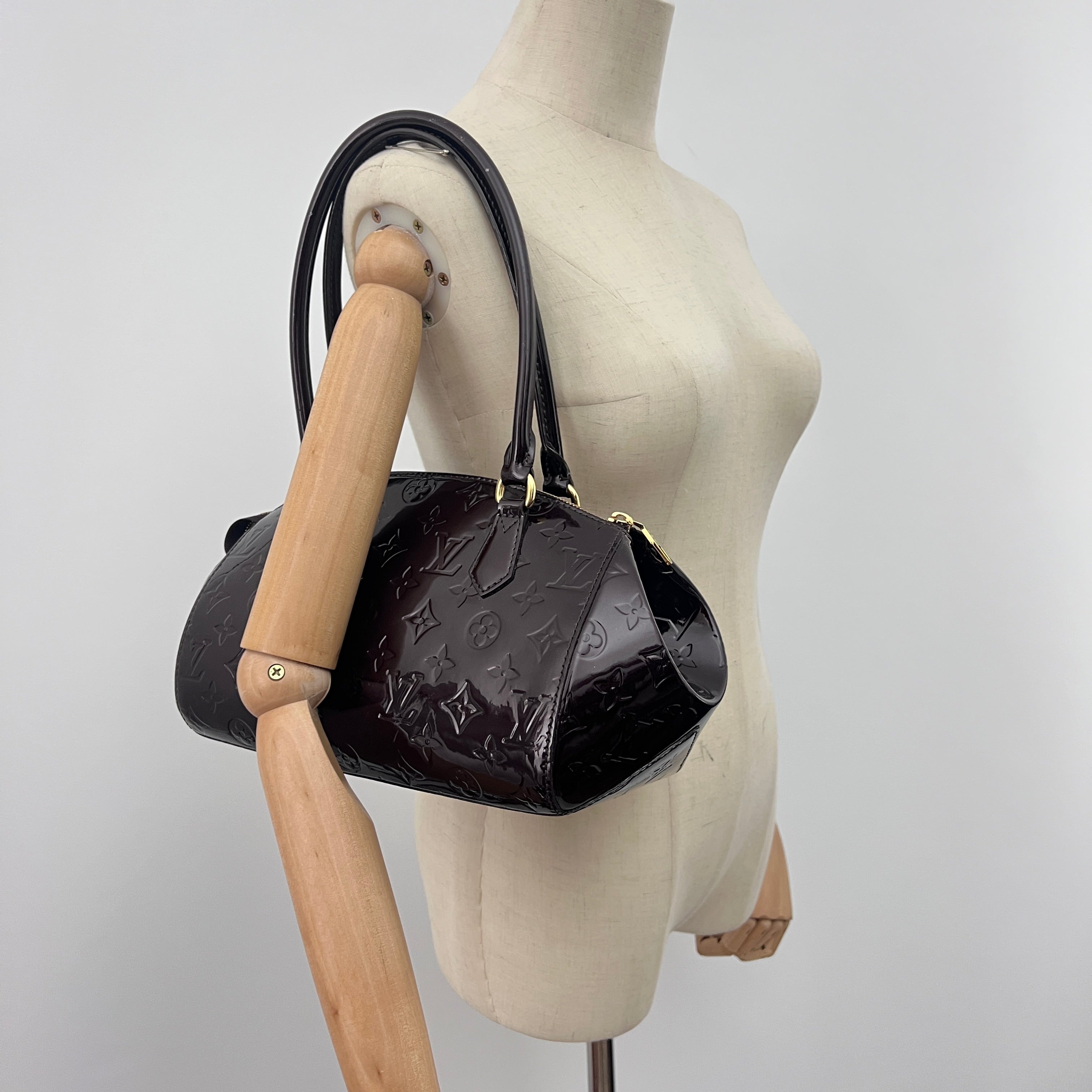 Sac LOUIS VUITTON Sherwood cuir verni violet