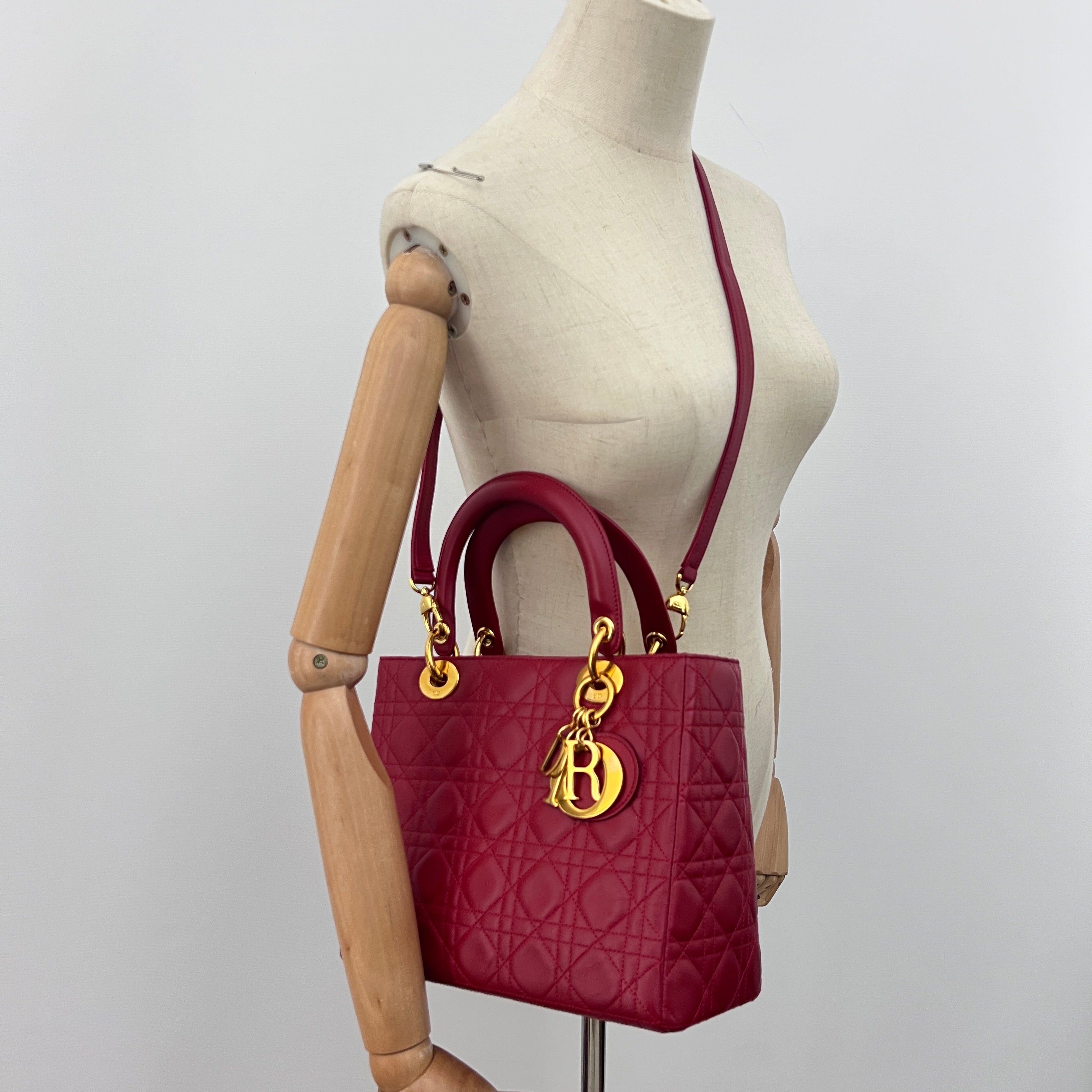 Sac à bandoulière DIOR Lady Dior Medium cuir d'agneau rouge