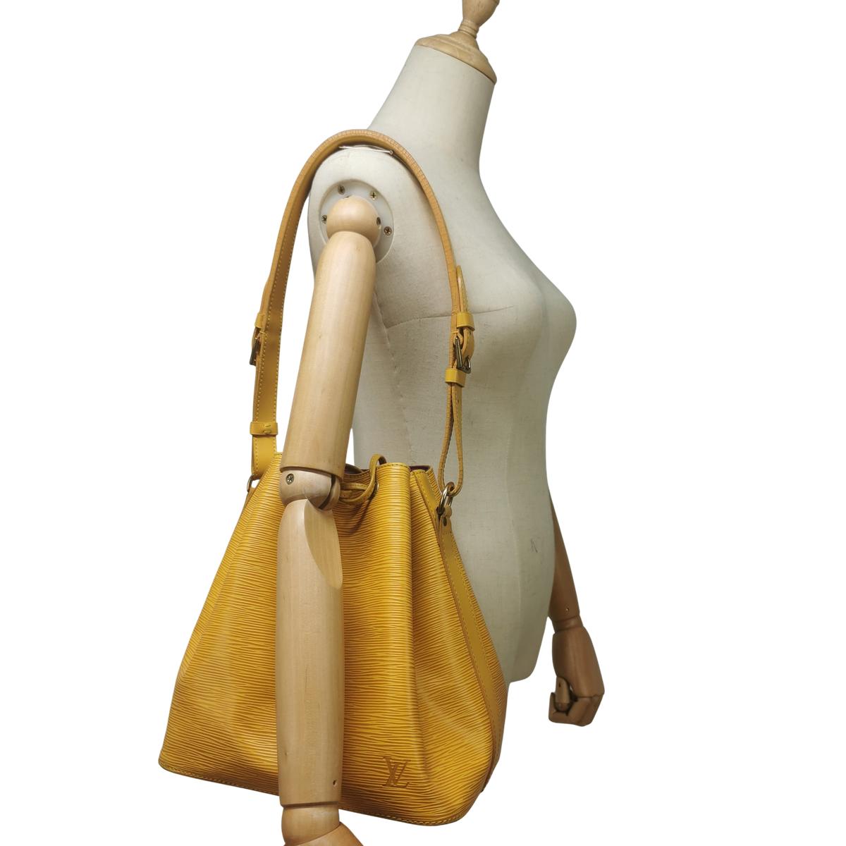 LOUIS VUITTON Noé leather bucket bag Yellow