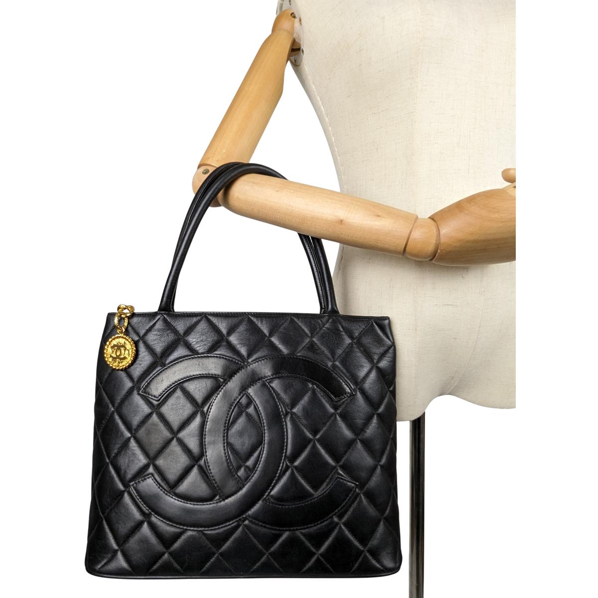 Sac à main CHANEL Médaillon cuir Noir