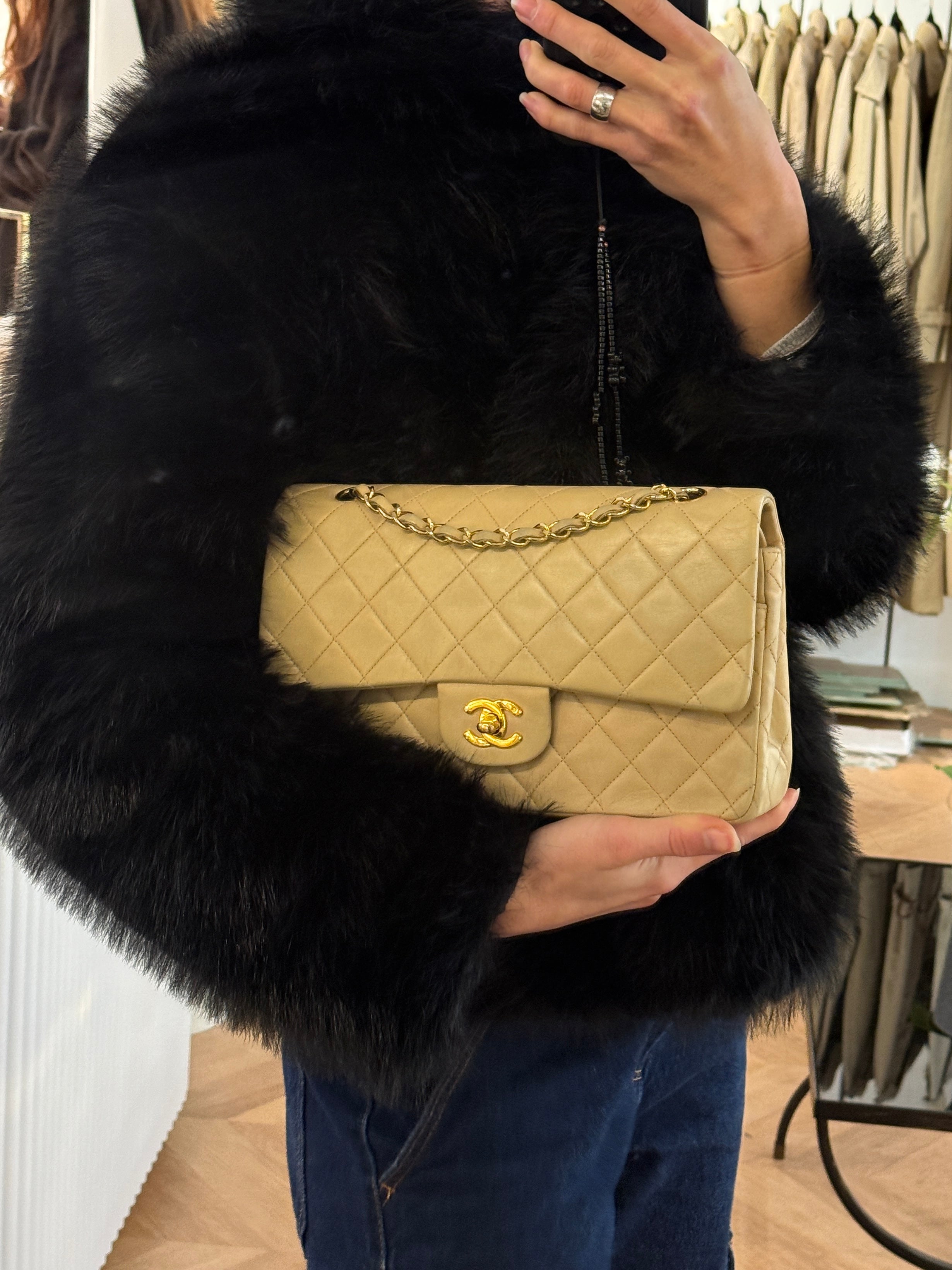Sac à main CHANEL Timeless Classique Medium Double Flap cuir d'agneau beige