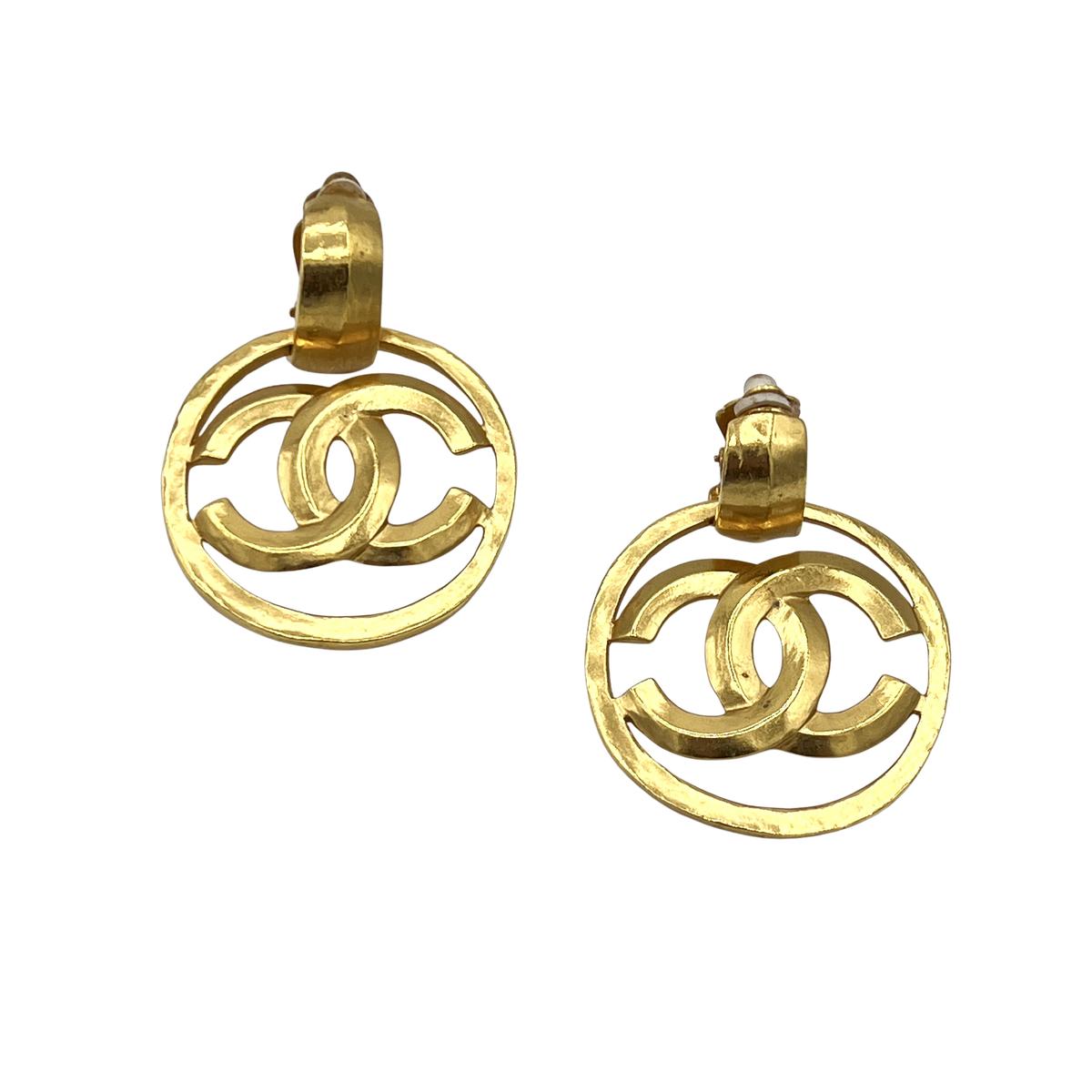 Boucles d'oreilles CHANEL CC Clip On métal doré