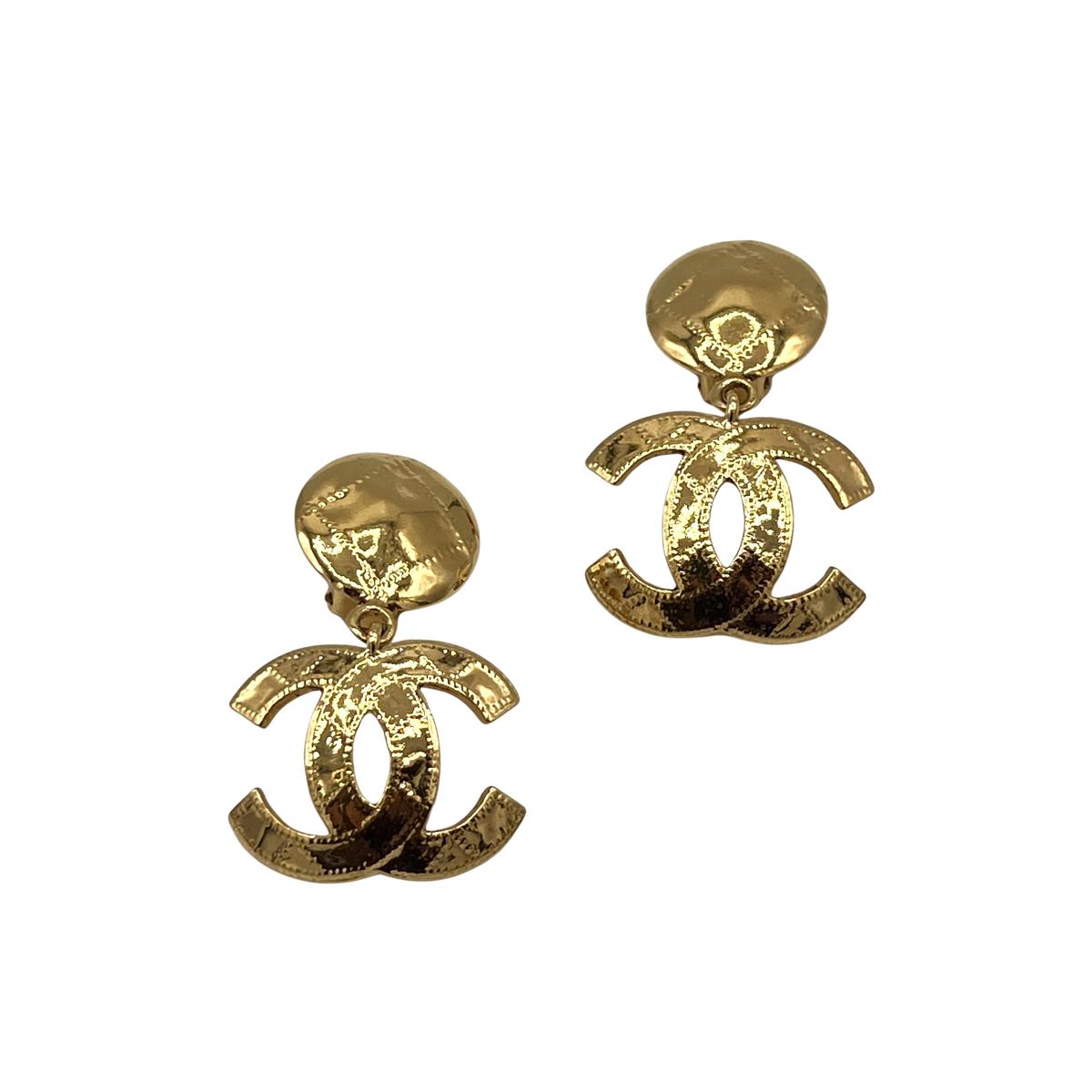 Boucles d'oreilles CHANEL CC Clip On métal doré