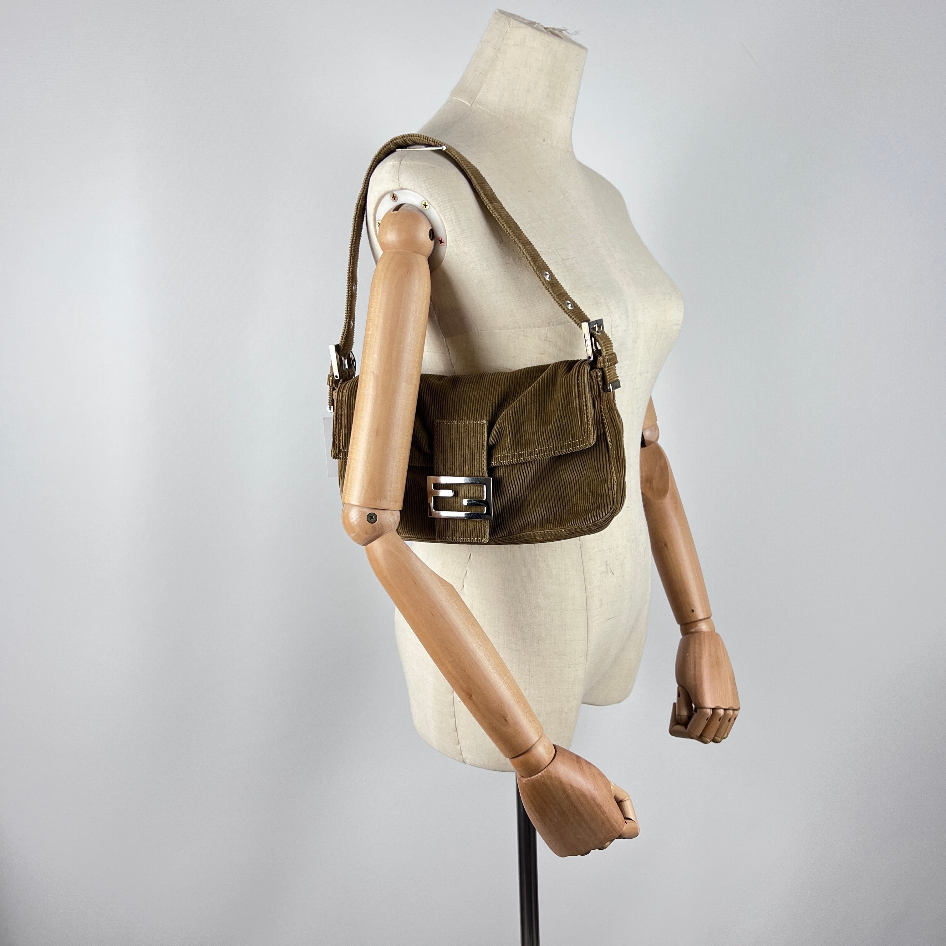 Sac à main FENDI Mamma Baguette suede marron