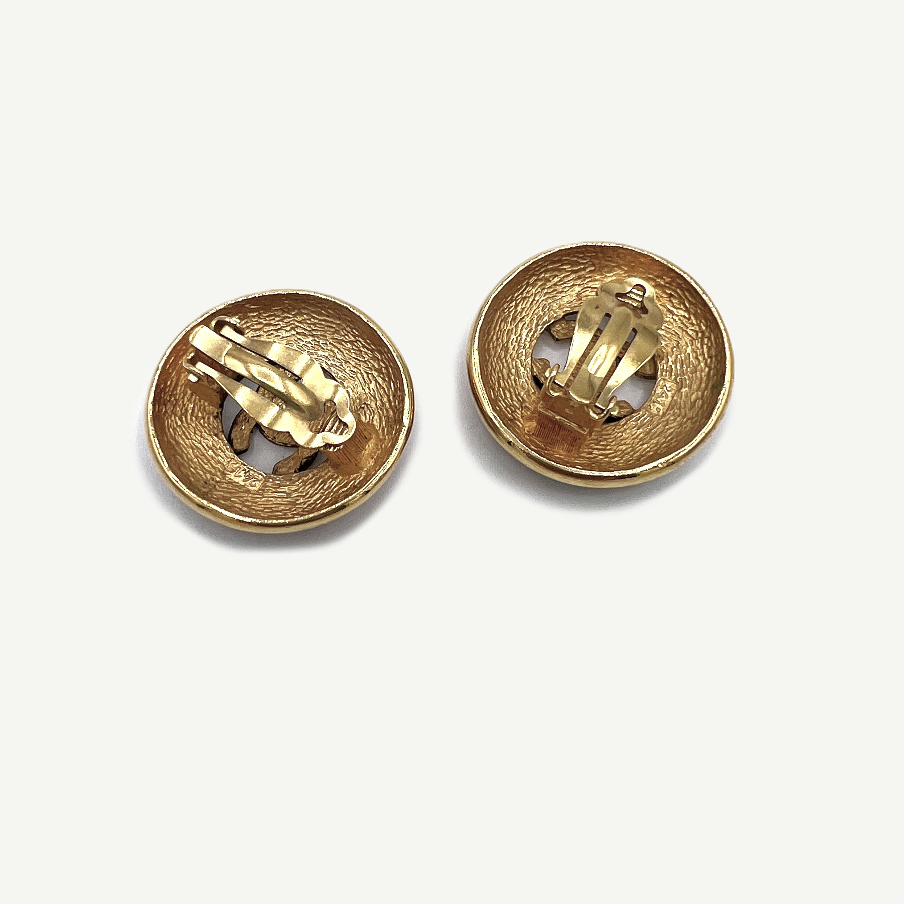 Boucles d'oreilles CHANEL CC Clip On métal doré