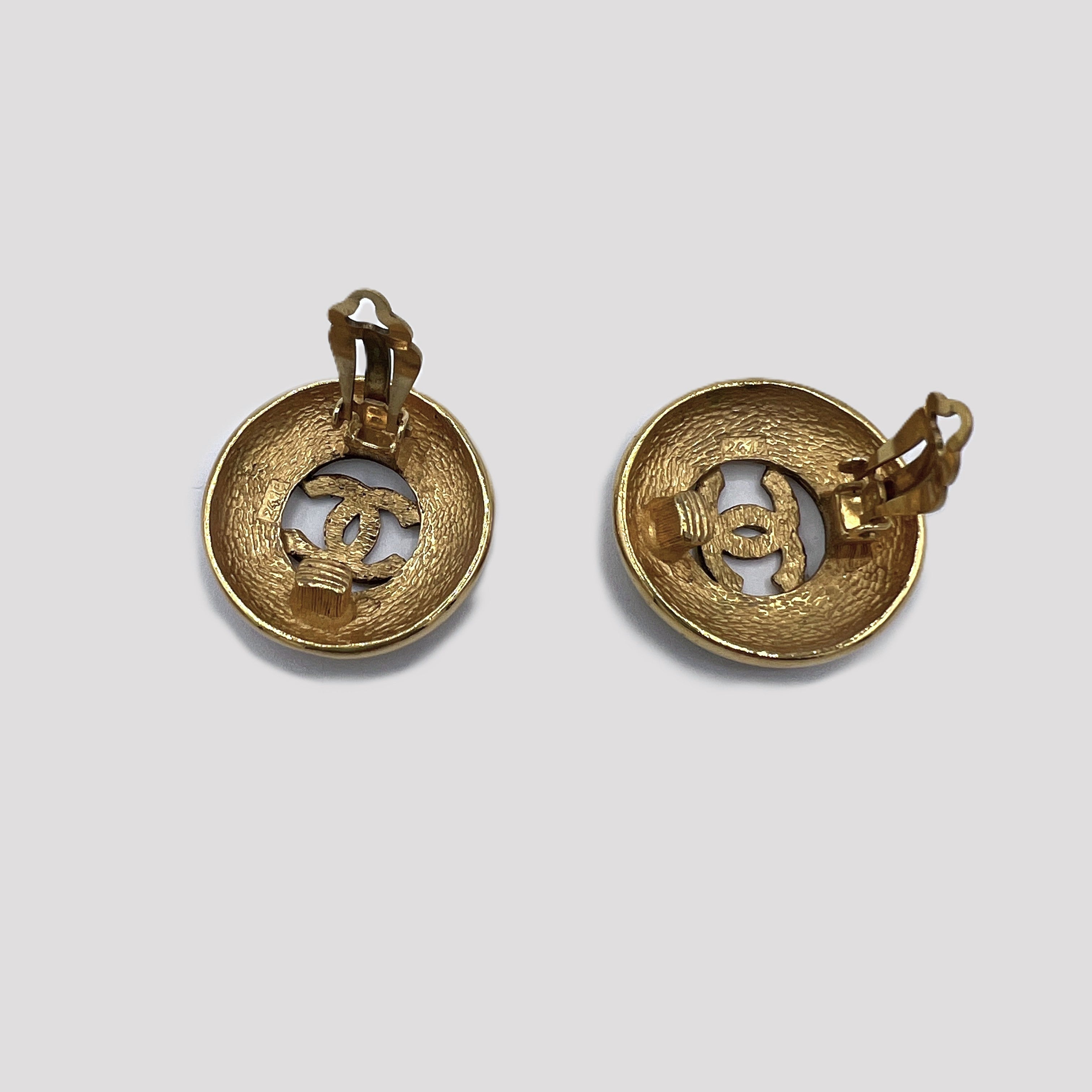 Boucles d'oreilles CHANEL CC Clip On métal doré