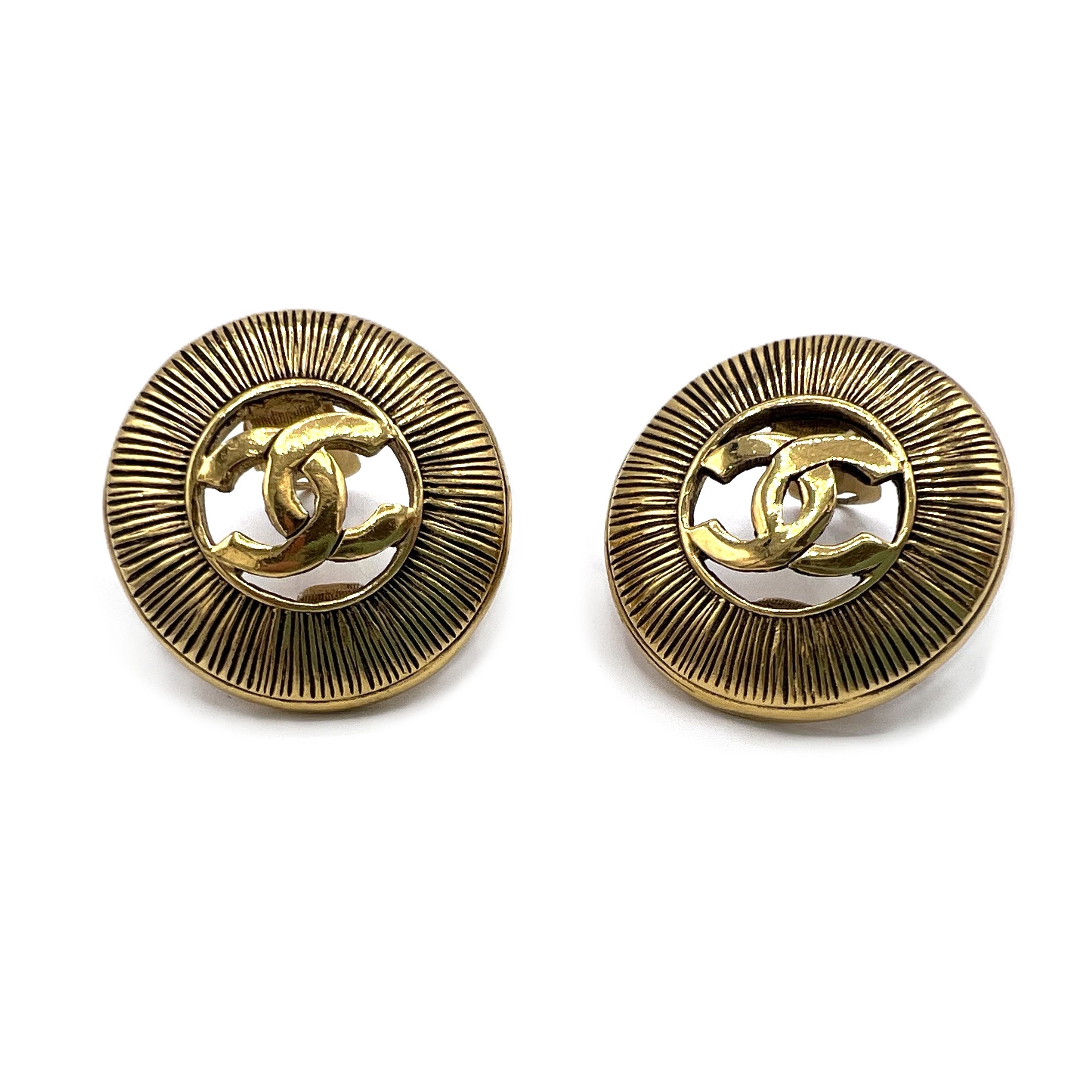 Boucles d'oreilles CHANEL CC Clip On métal doré