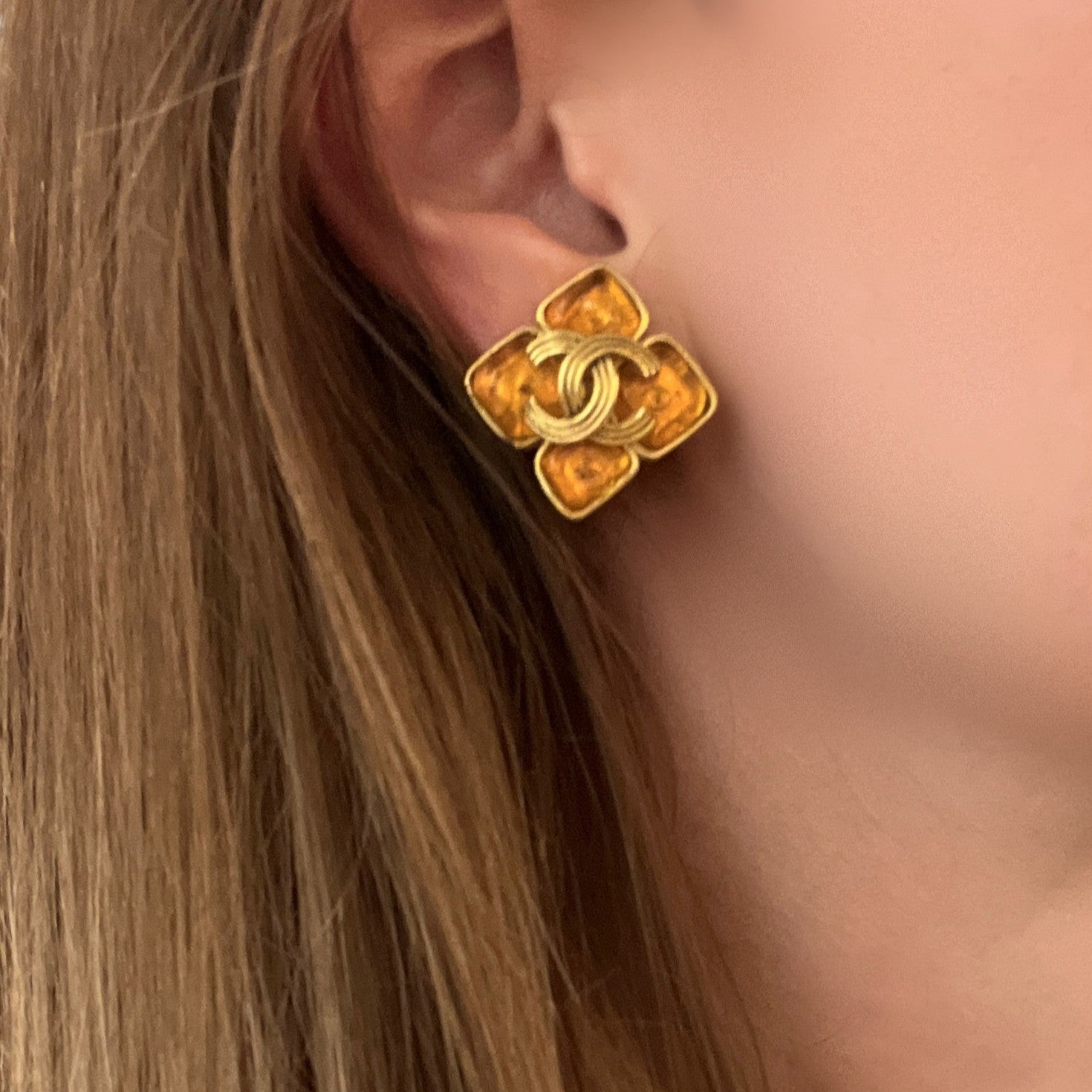 Boucles d'oreilles CHANEL CC Clip On métal doré