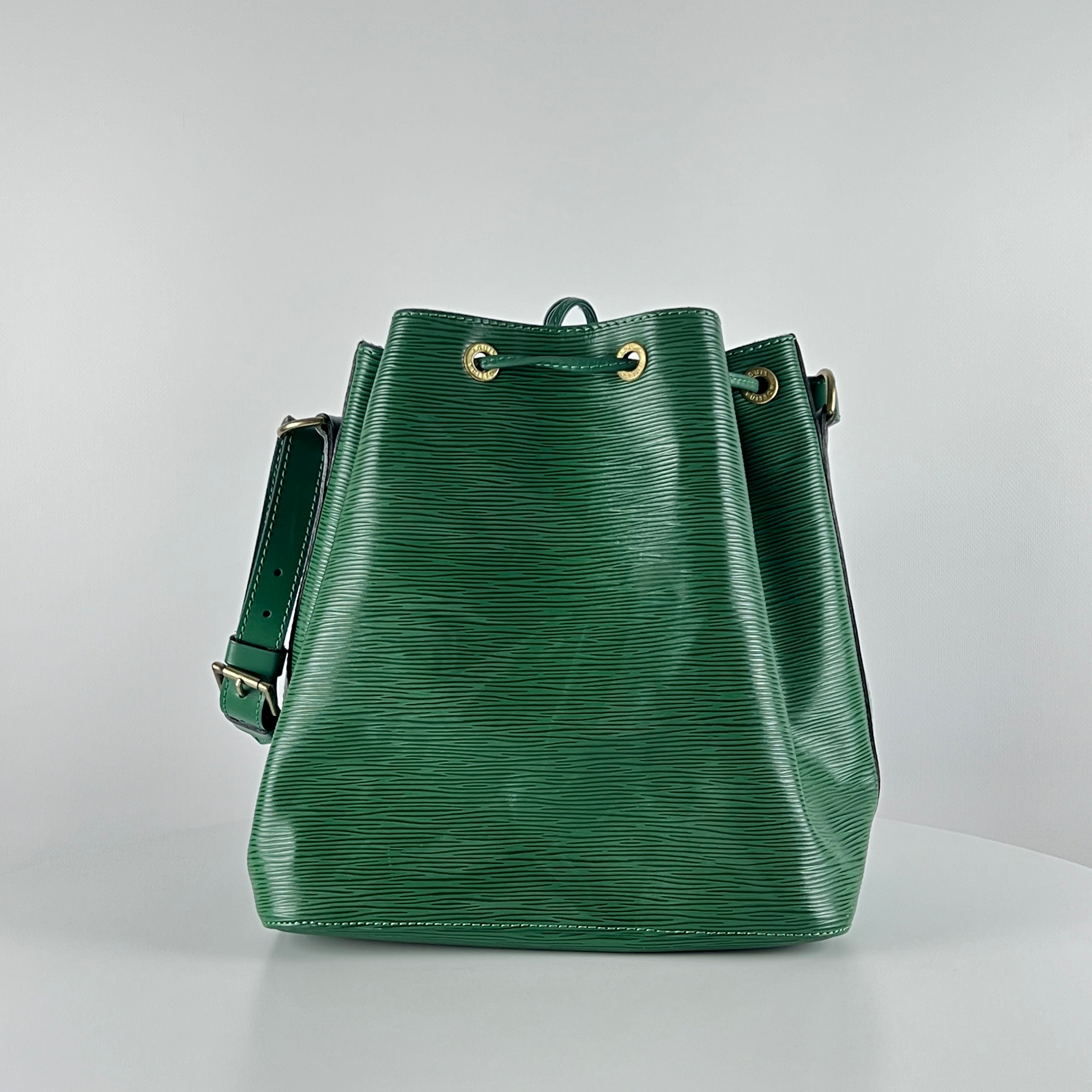 Sac à main LOUIS VUITTON Noé cuir épi vert